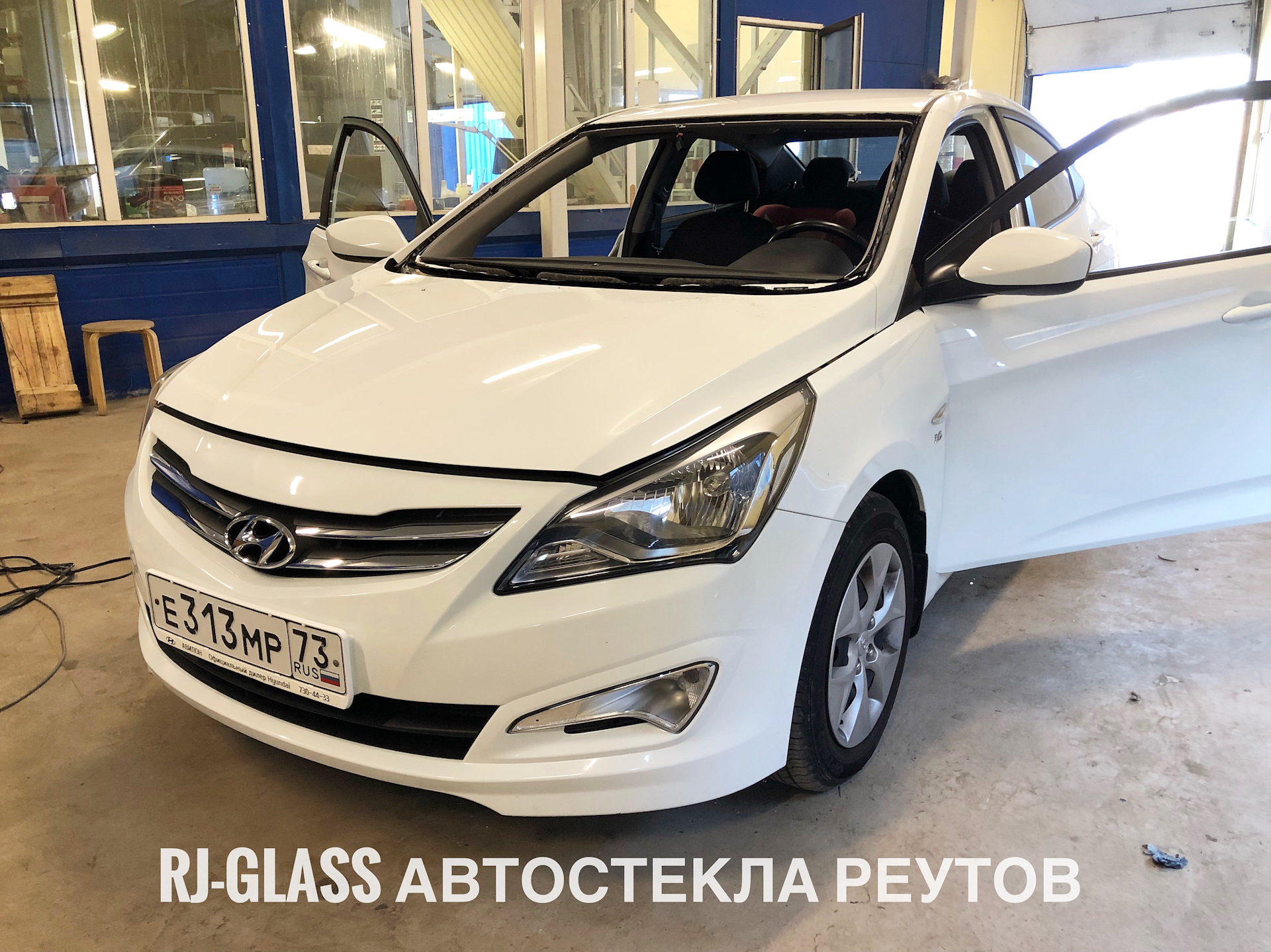 Стекло реутов. Лобовуха на Hyundai Solaris 2015. Лобовое стекло Солярис 2017.