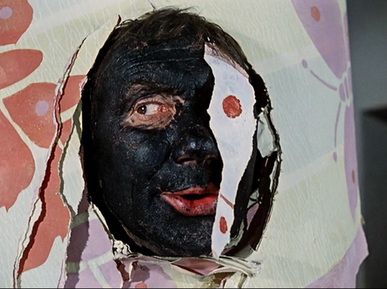 Лицо у него черное закопченное. Приключения шурика папуас. Черное лицо. Человек с проводами. Морган фримен веснушки.