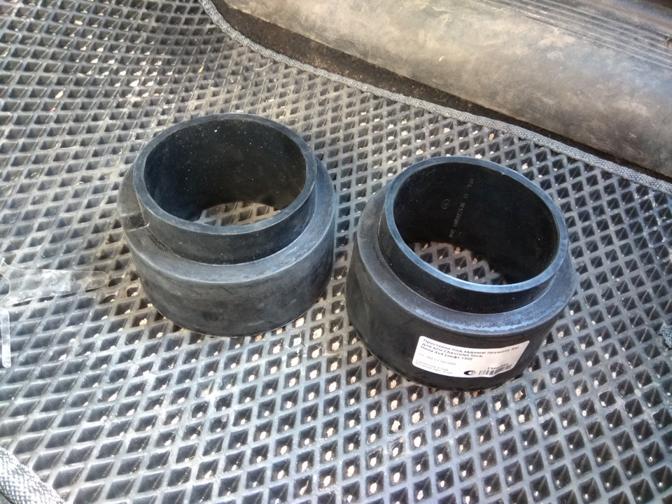 Проставки над задними пружинами +50 — Chevrolet Niva GLX, 1,7 л, 2009 ...