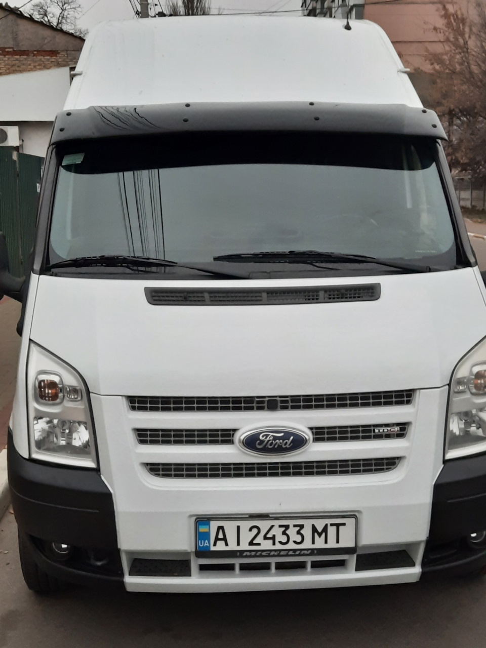 Установка козырёк над лобовым, юбка покраска в белый. — Ford Transit (7G),  2,2 л, 2013 года | аксессуары | DRIVE2