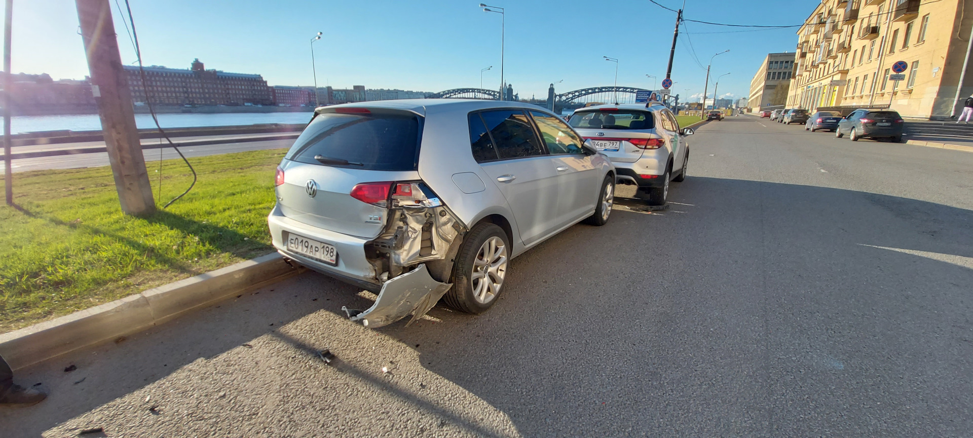 Машин много — места мало: не разъезжаются — вот и врезаются. — Volkswagen  Golf Mk7, 1,4 л, 2014 года | ДТП | DRIVE2