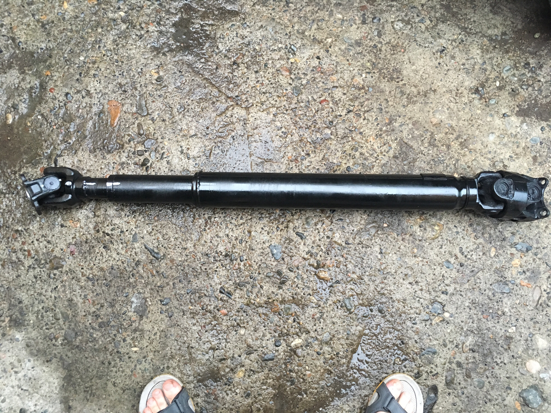 Задний карданный вал land cruiser 100. Ленд крузер 100 передний карданный. Кардан toyota land cruiser 100. Передний кардан land cruiser 100. Как стоит задний кардан крузер 100.