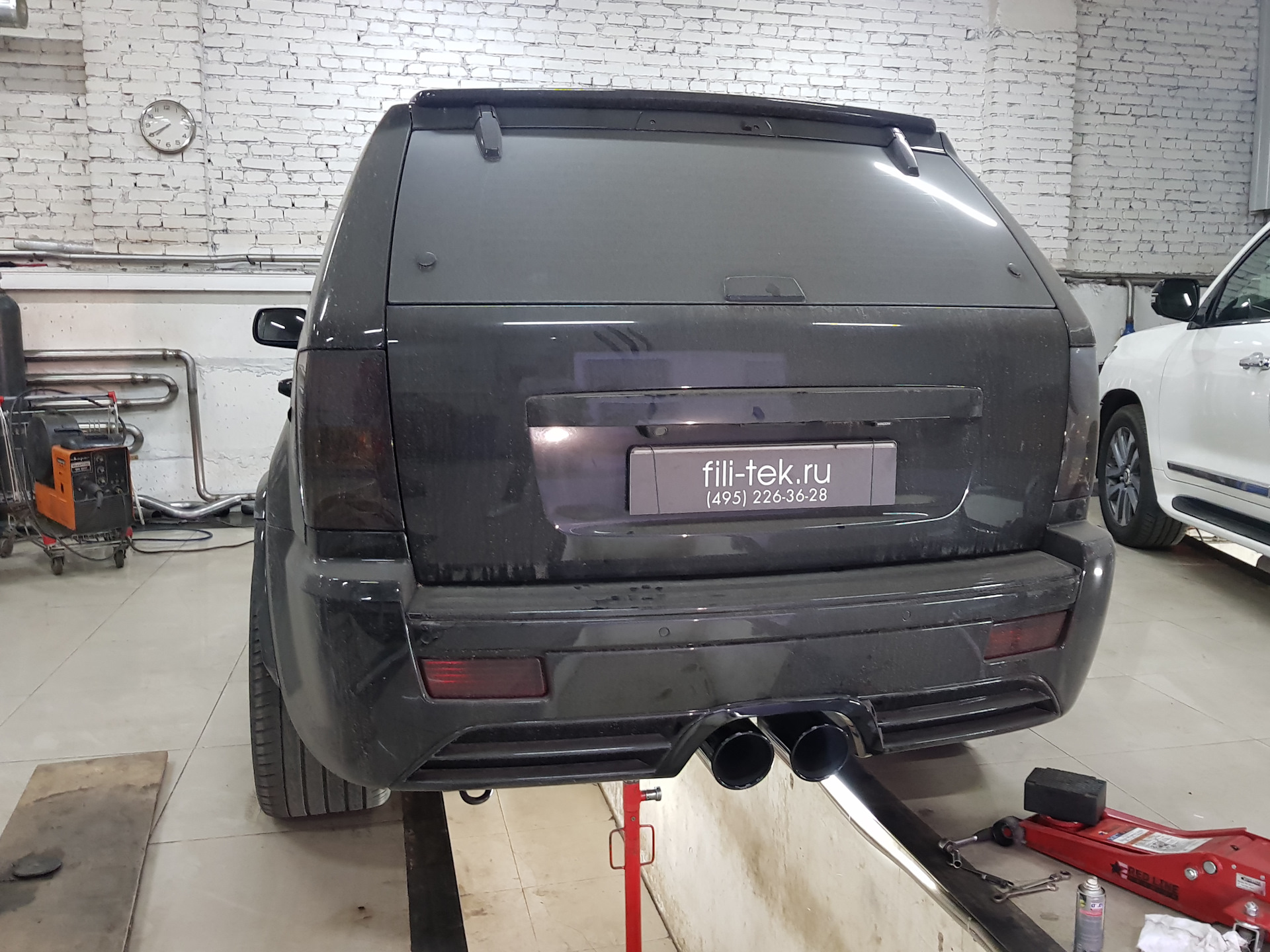 Фили тек. Srt Jeep 8 выхлоп. Srt8 Grand Cherokee выхлоп. Выхлопная система джип Гранд Чероки wk1. Jeep Grand Cherokee srt8 выхлоп.