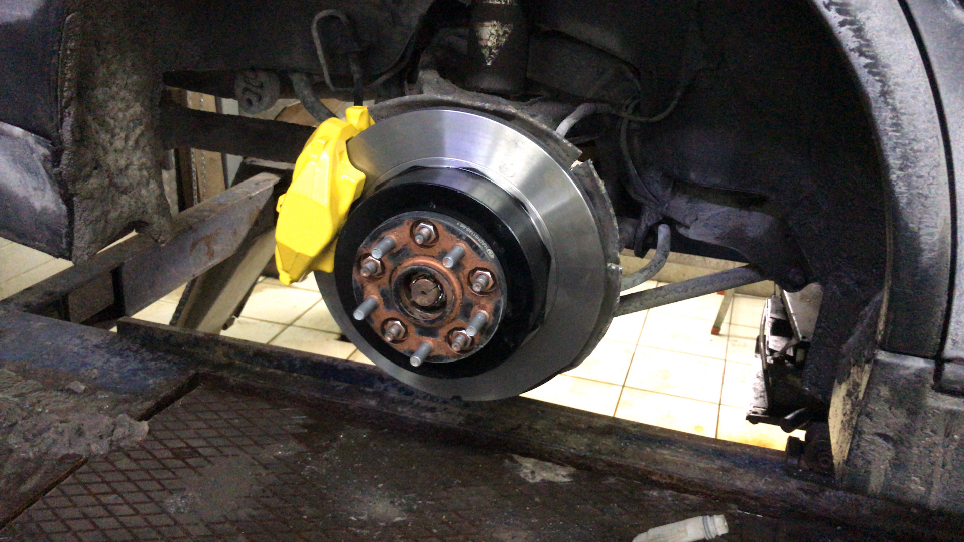 Суппорта чайзер 100. Суппорта тормозные tourer v. Покраска суппортов тойота чайзер 100. Суппорт чайзер 100. Суппорт jza80.