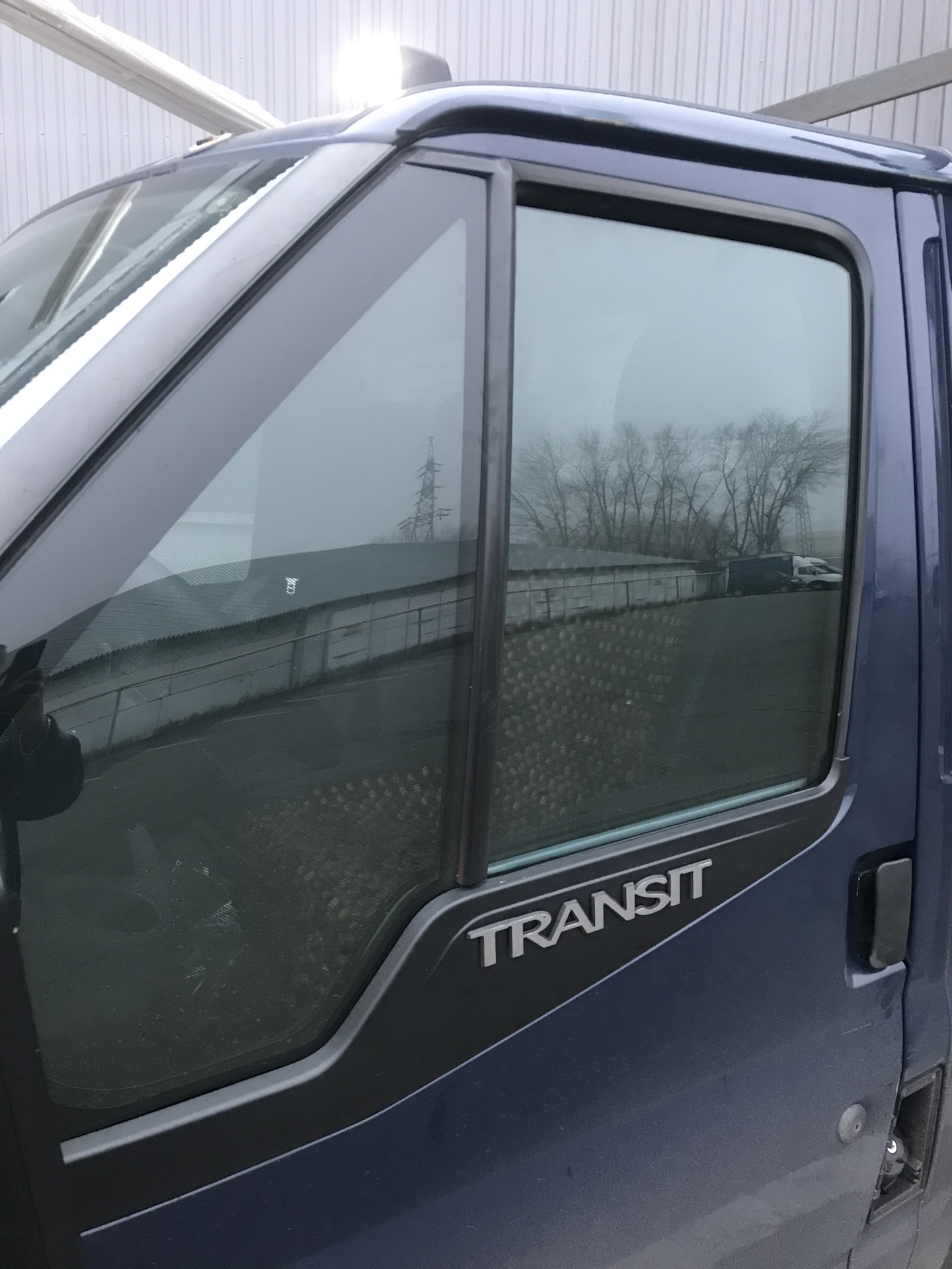 Ford tourneo / transit custom 2012 дефлекторы. Дефлектор форд транзит 2014. Дефлектор форд транзит 2012. Дефлекторы на форд транзит. Дефлектор капота форд транзит 2014.