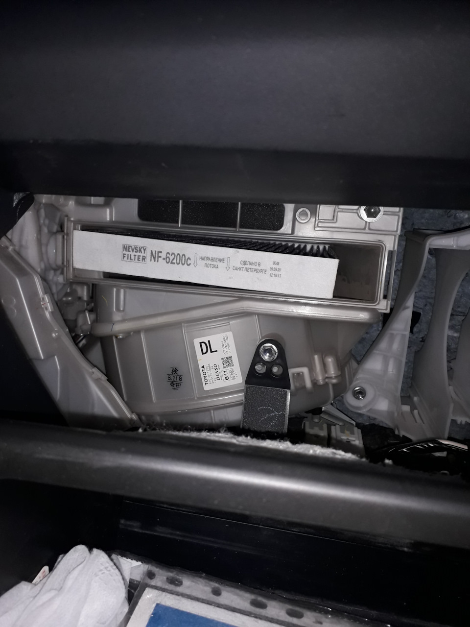 Воздушный поток идёт сверху вниз. — Toyota RAV4 (IV)