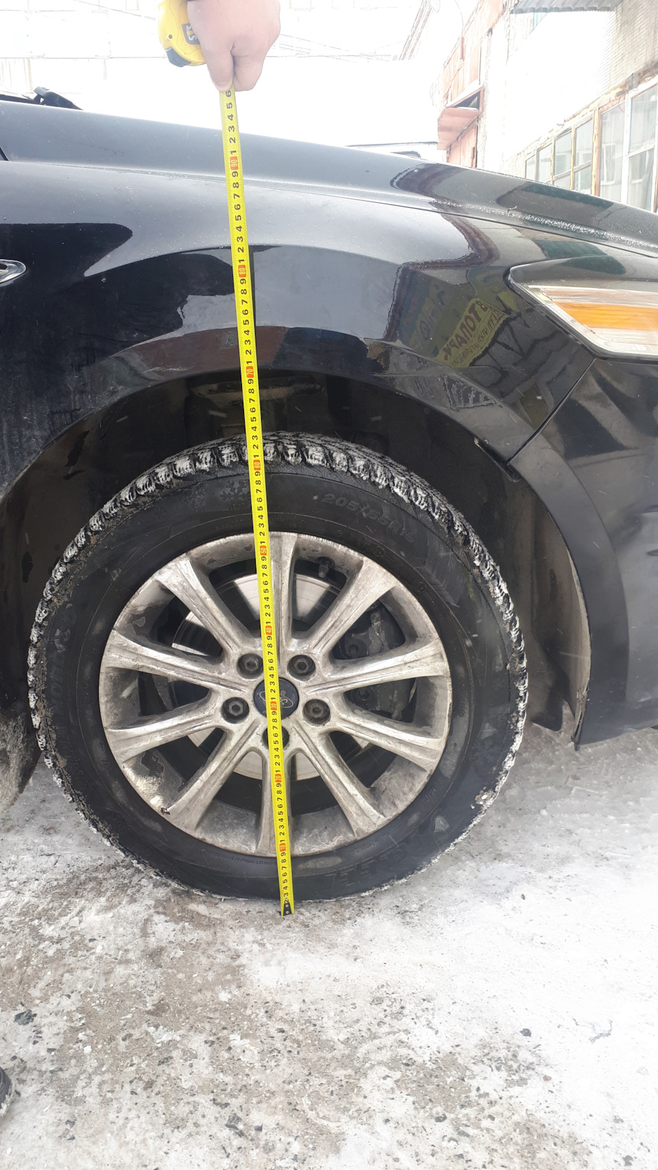 Krok 25 — Pomiary PO: wysokość po montażu podkładek 20 mm — oczekiwany wzrost prześwitu przy nadkolu. — Ford Mondeo Mk4 FL