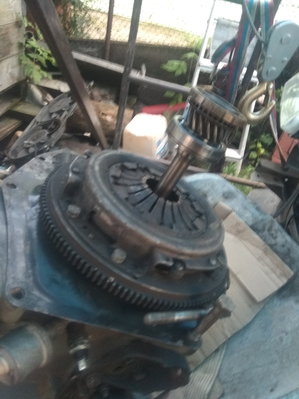 Для центровки использовал в этот раз первичный вал. А почему бы и ДА, две коробки ещё разобранные лежат. — Lada 2120 Надежда