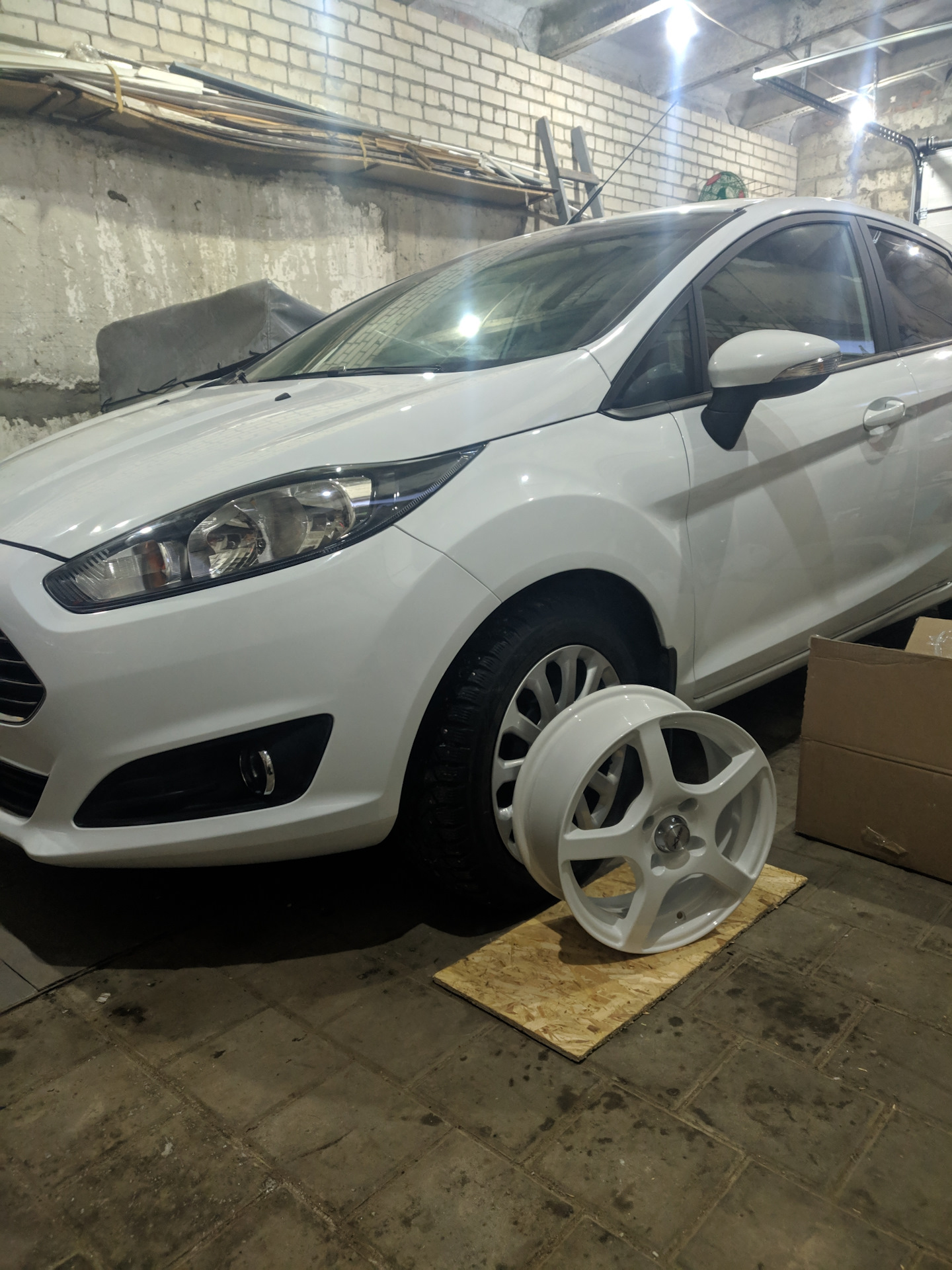 Диски на лето БЕЛЫЕ — Ford Fiesta Sedan, 1,6 л, 2015 года | колёсные ...