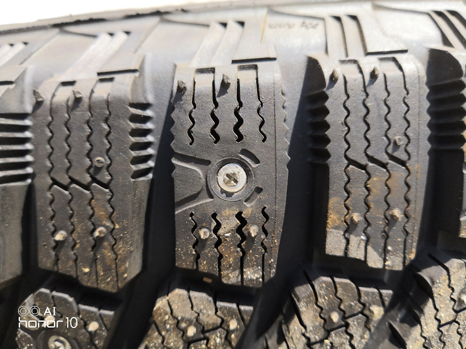 Изношенная зимняя резина. Шипованная резина на КАМАЗ. Шины Bridgestone шипованные 225 70 r16 какие бывают. Фото изношенной зимней резины.