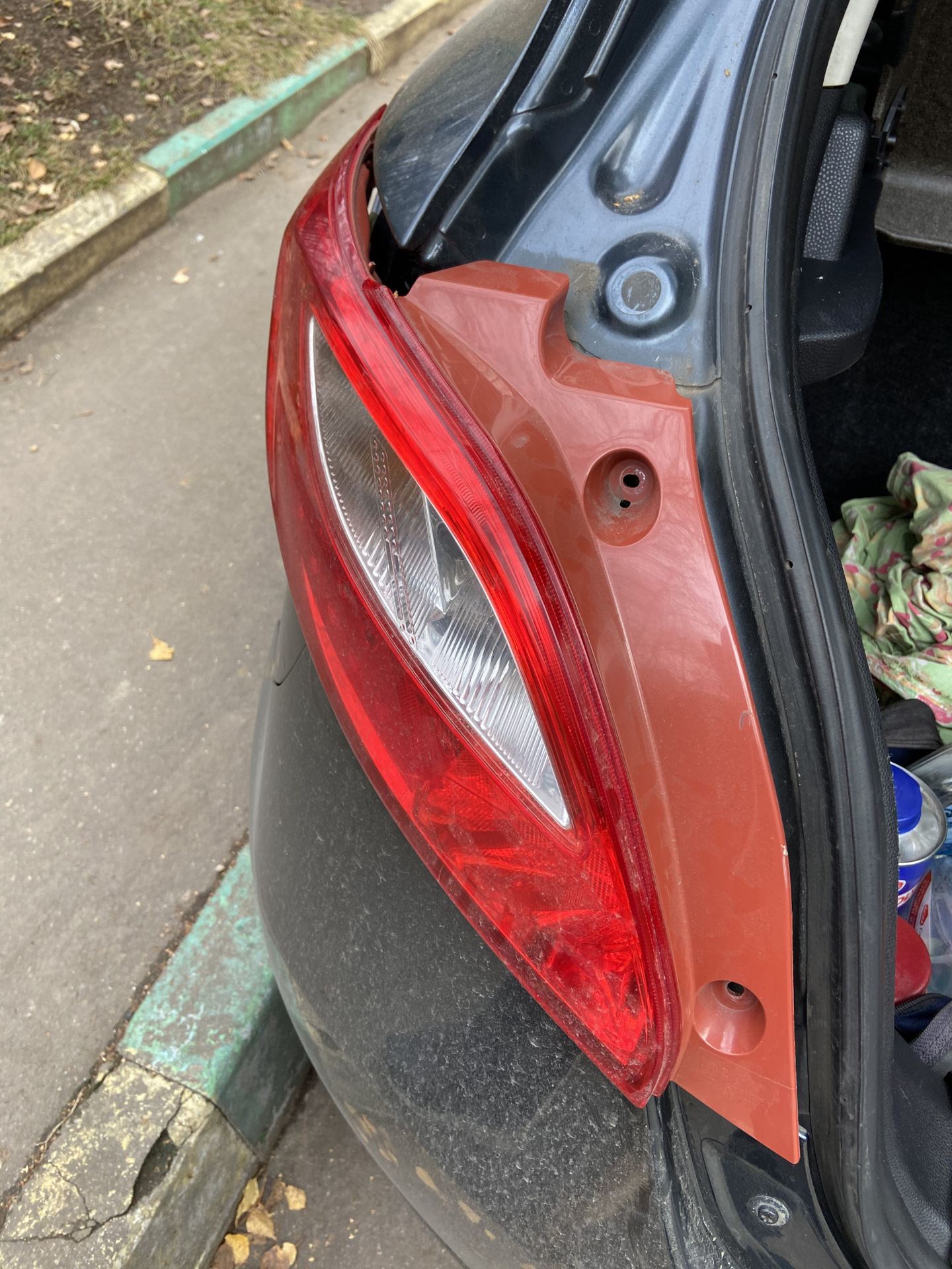 Лампа стоп-сигнала. Замена — Mazda 2 (3G), 1,5 л, 2008 года | визит на ...