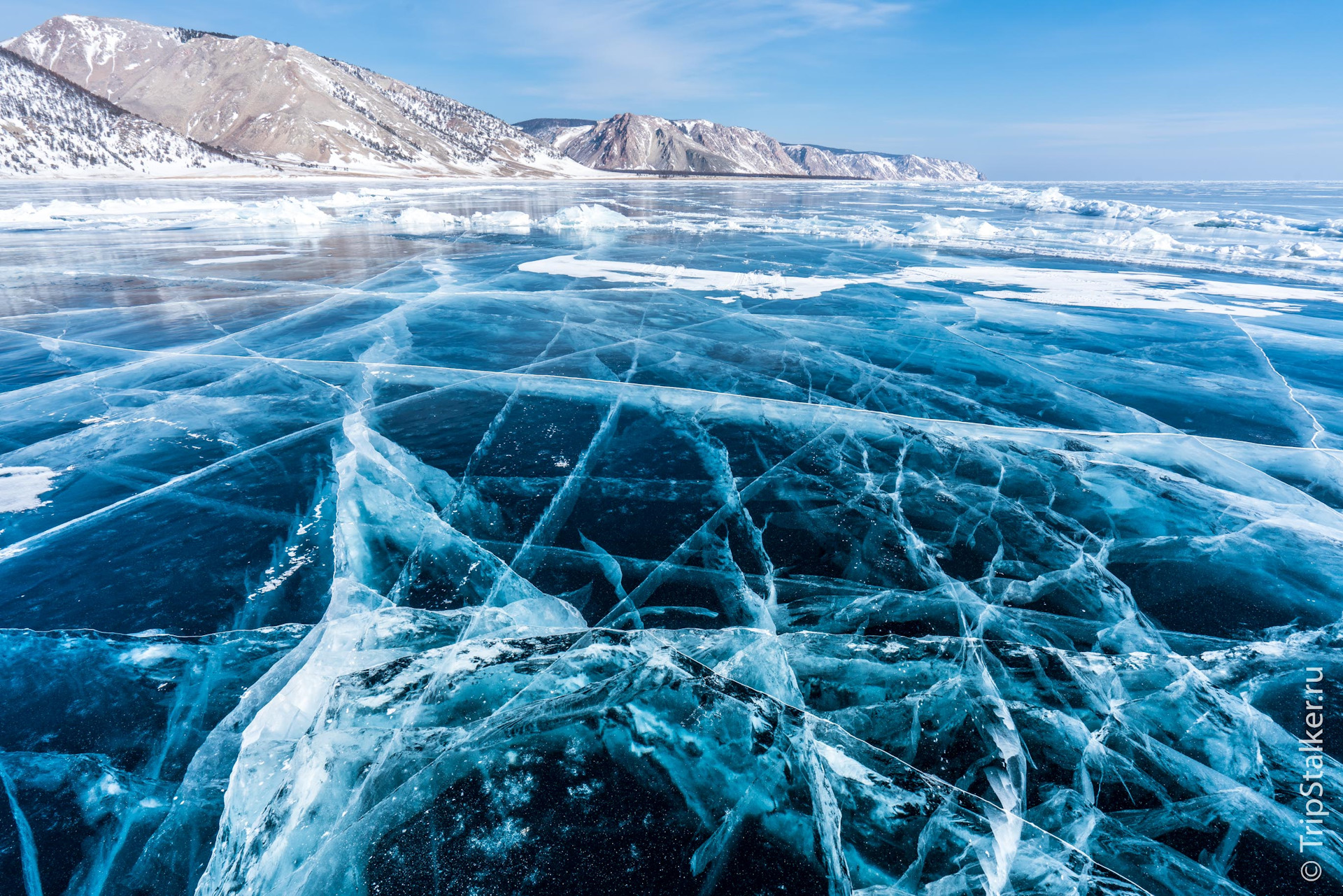 Почему лед назвали льдом. Зимний Байкал. Озеро Байкал лед. Замерзшее озеро Байкал.