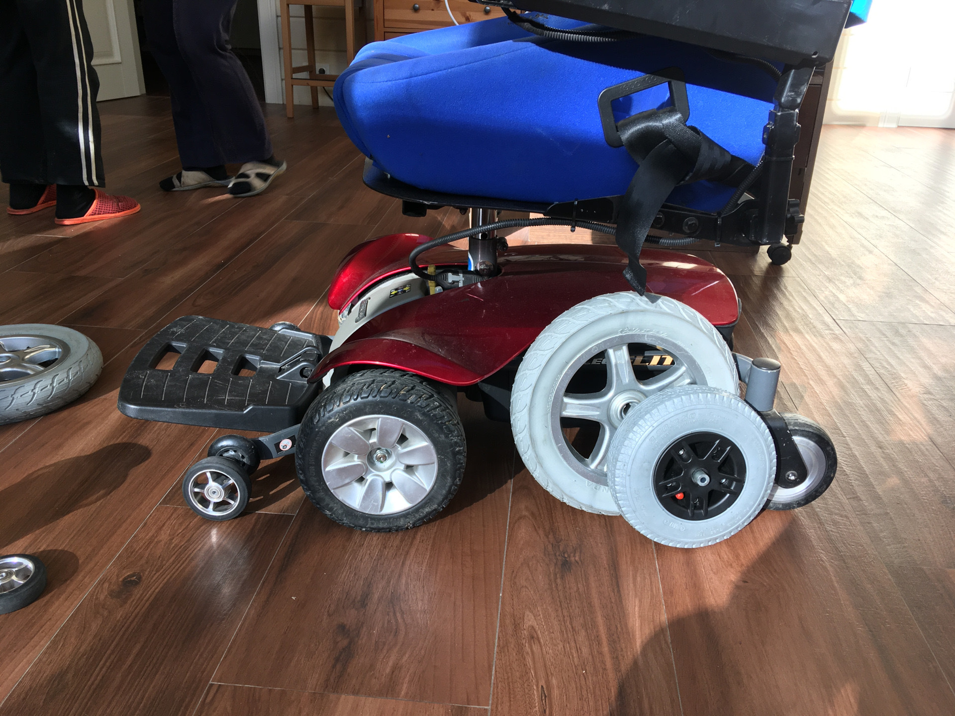 Замена передних противоопрокидочных колесиков на инвалидной коляске с ...