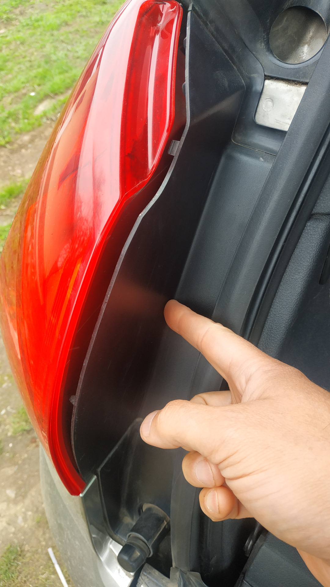 Если лампы заднего фонаря Peugeot 3008 горят в полнакала — Peugeot 3008 ...