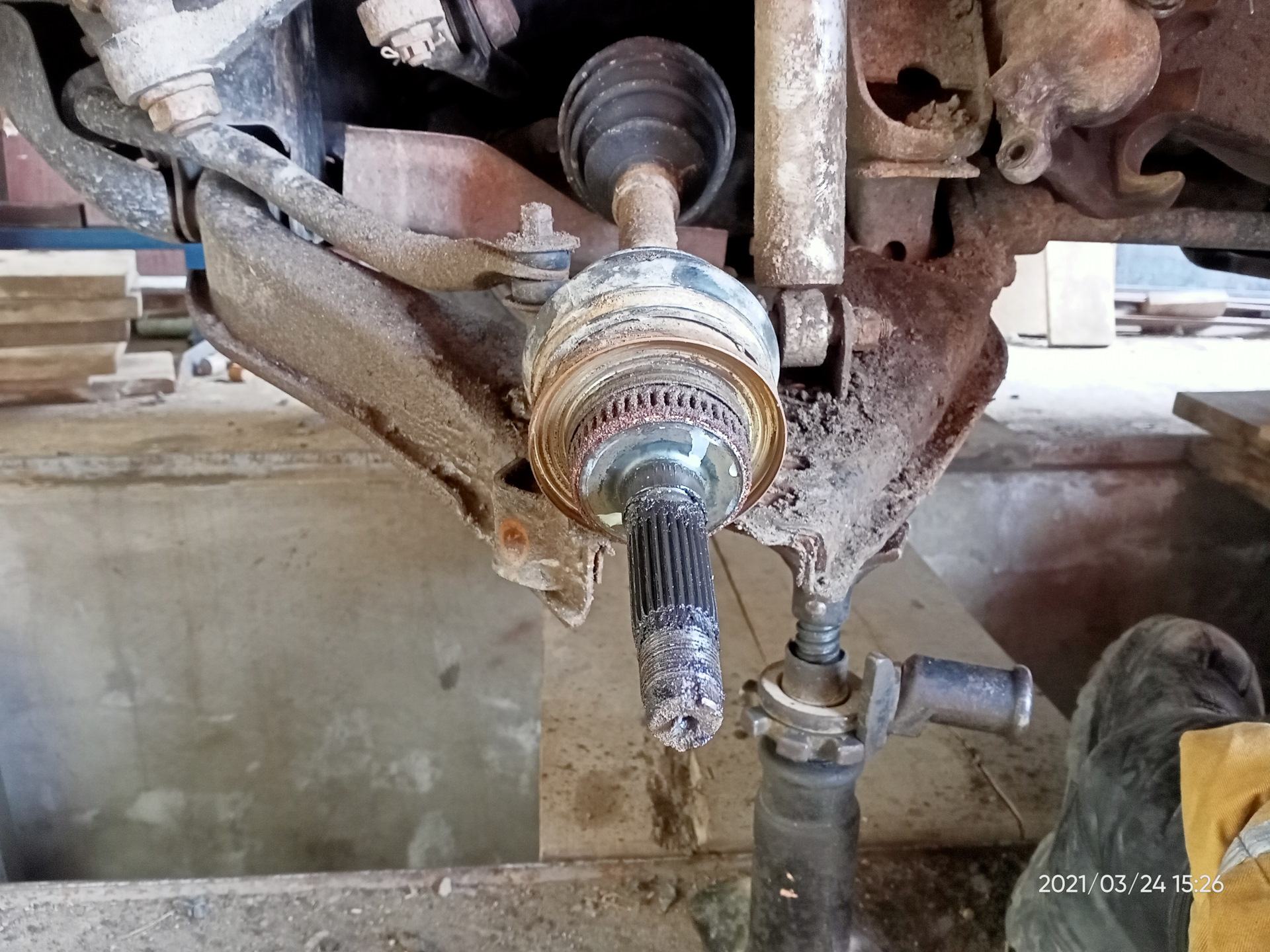 Mazda b2500 муфта левого привода.