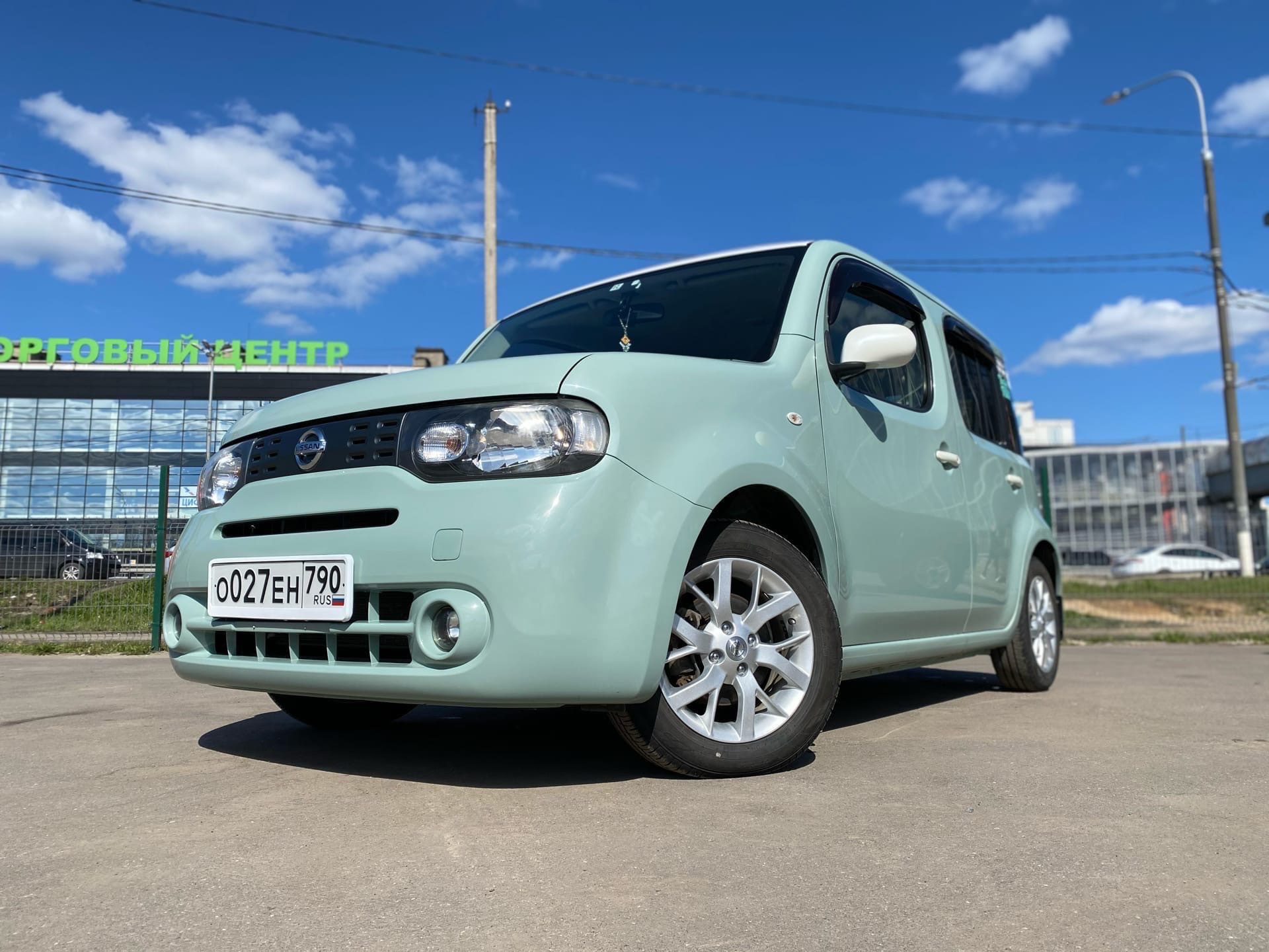 Квадратный номер на Nissan Cube