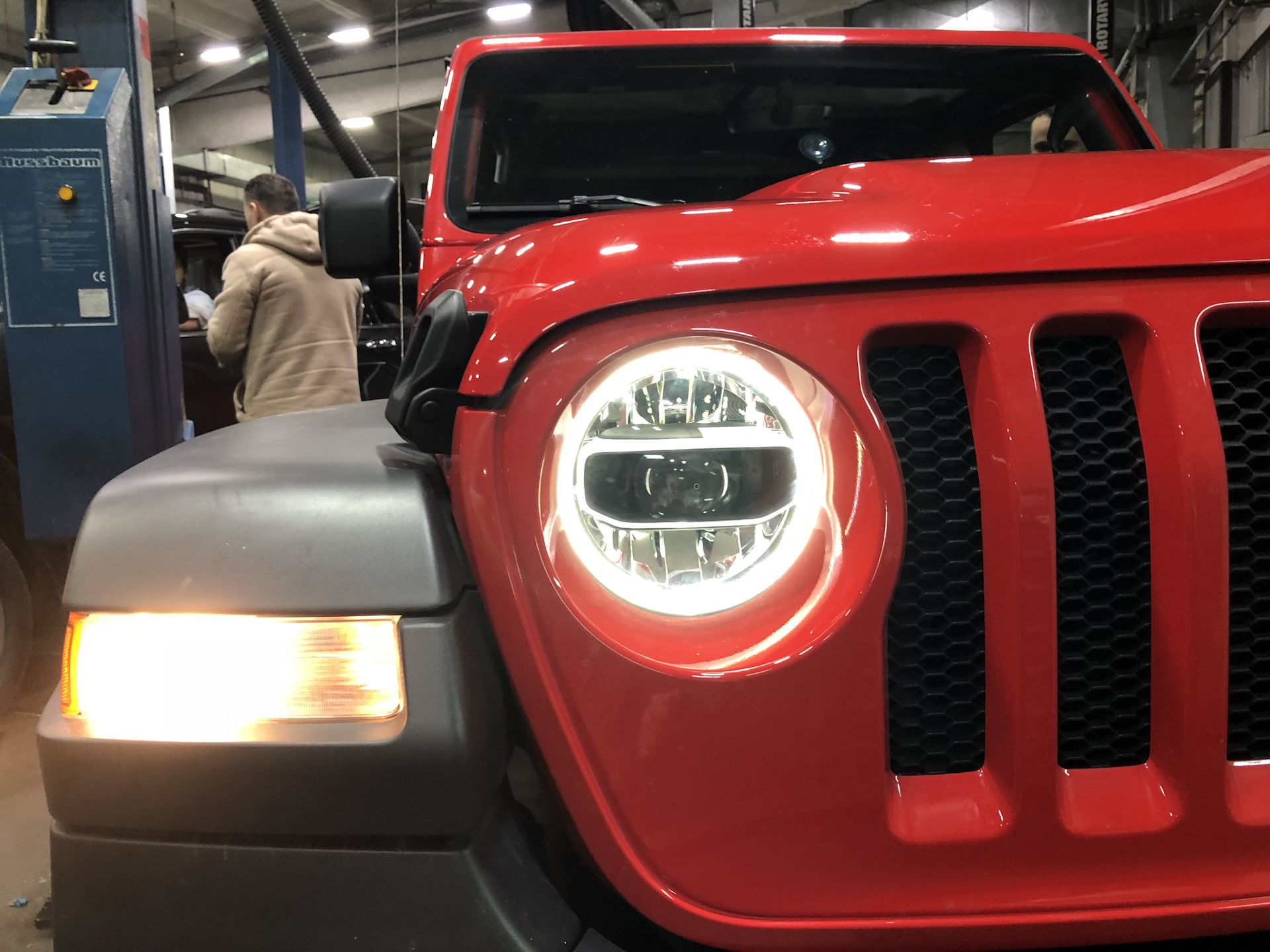 Установка лед фар. ПТФ Jeep Wrangler 100 мм. Jeep Wrangler 2022 фары led.