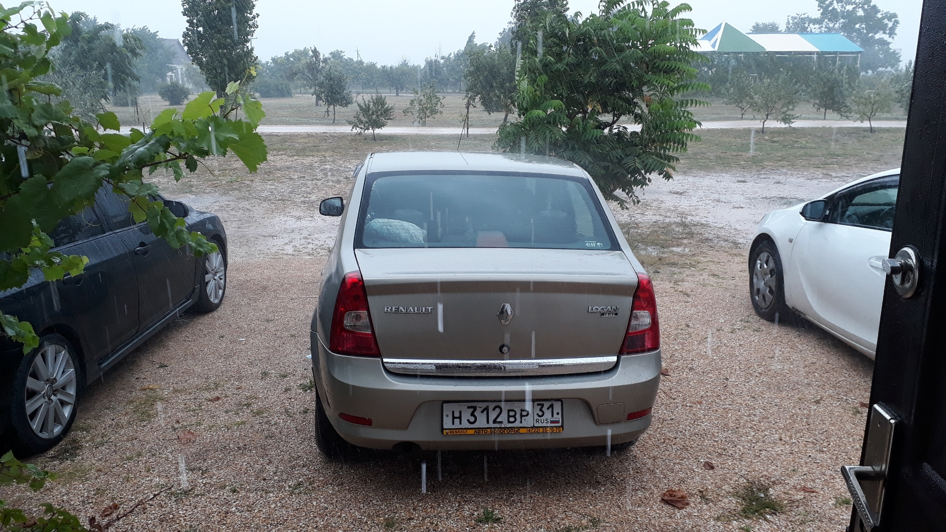 В деревне Гадюкино дожди!😂👍 — Renault Logan (1G), 1,6 л, 2011 года |  просто так | DRIVE2