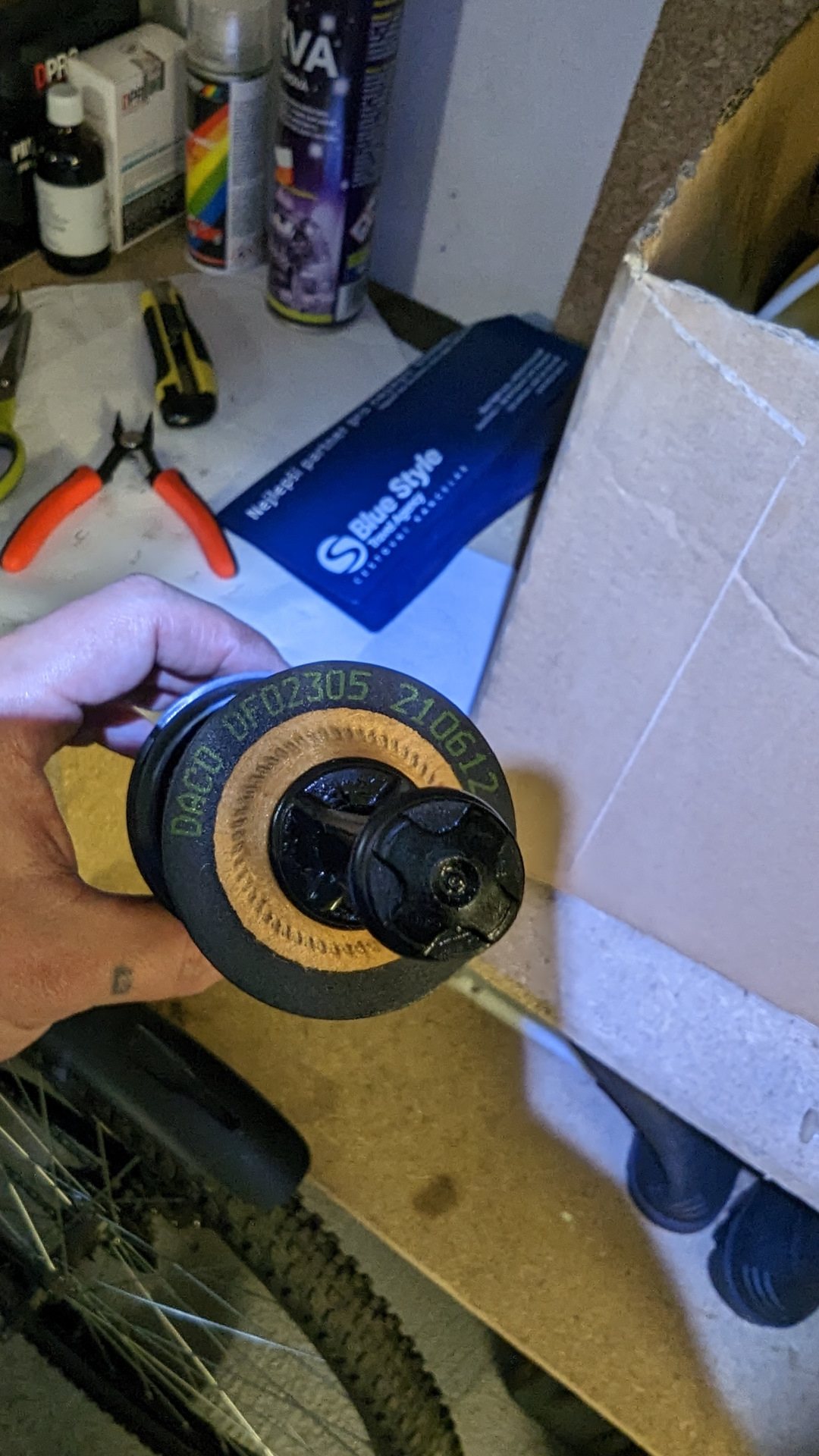 Замена прокладки клапанной крышки, новые свечи, ключи и компрессометр ...