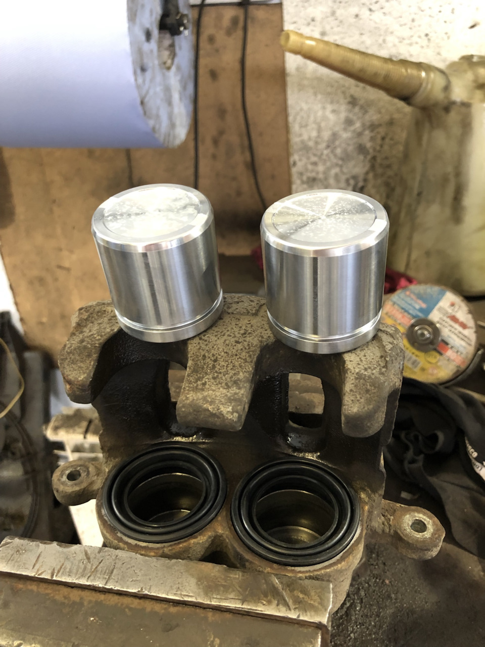 Ремонт тормозной системы [всё поршня + чистка + зад. диски колодки ...