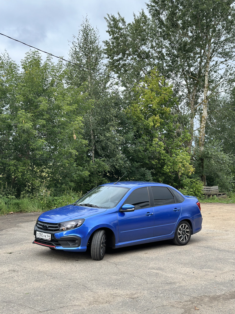Черная резина! Чернишь резину ? Чем ?! А почему нет ? — Lada Гранта (2G ...