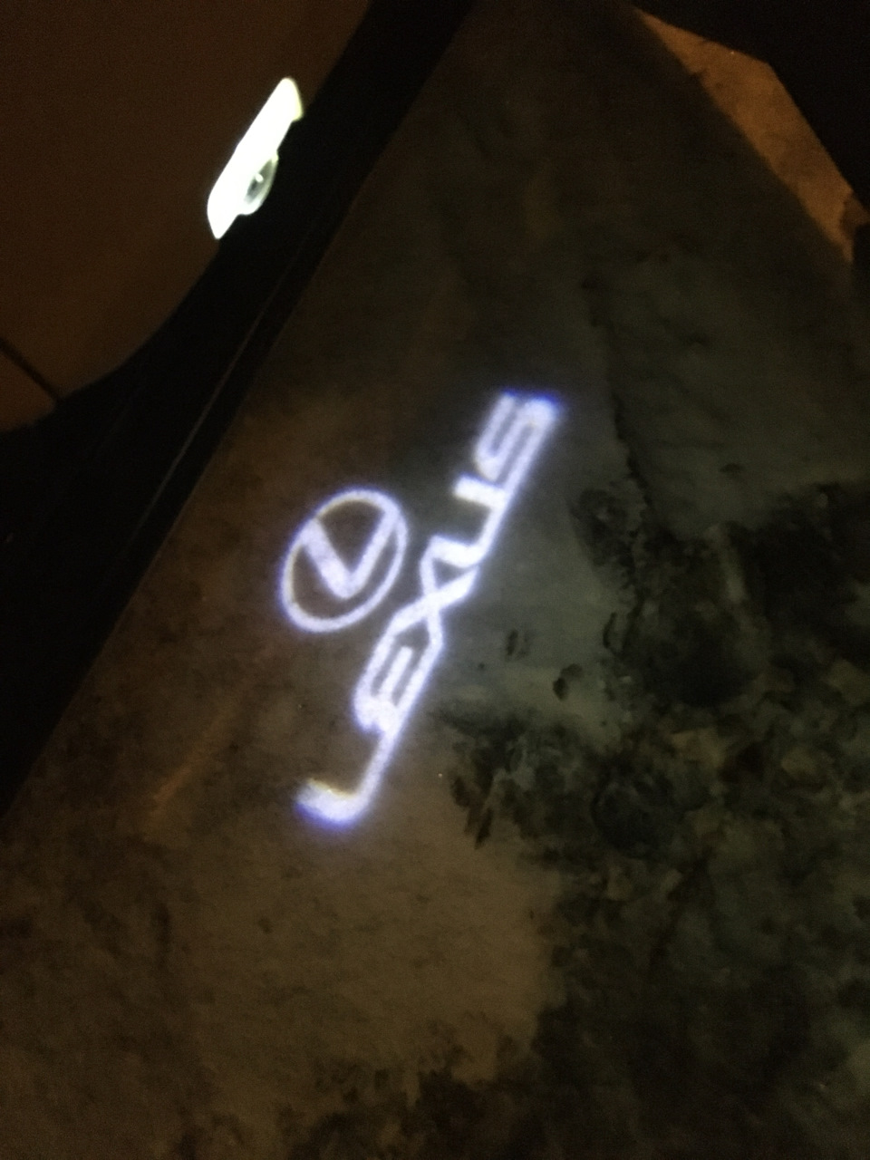 Логотип — подсветка в двери (RX 350 2010 год) — Lexus RX (3G), 3,5 л ...