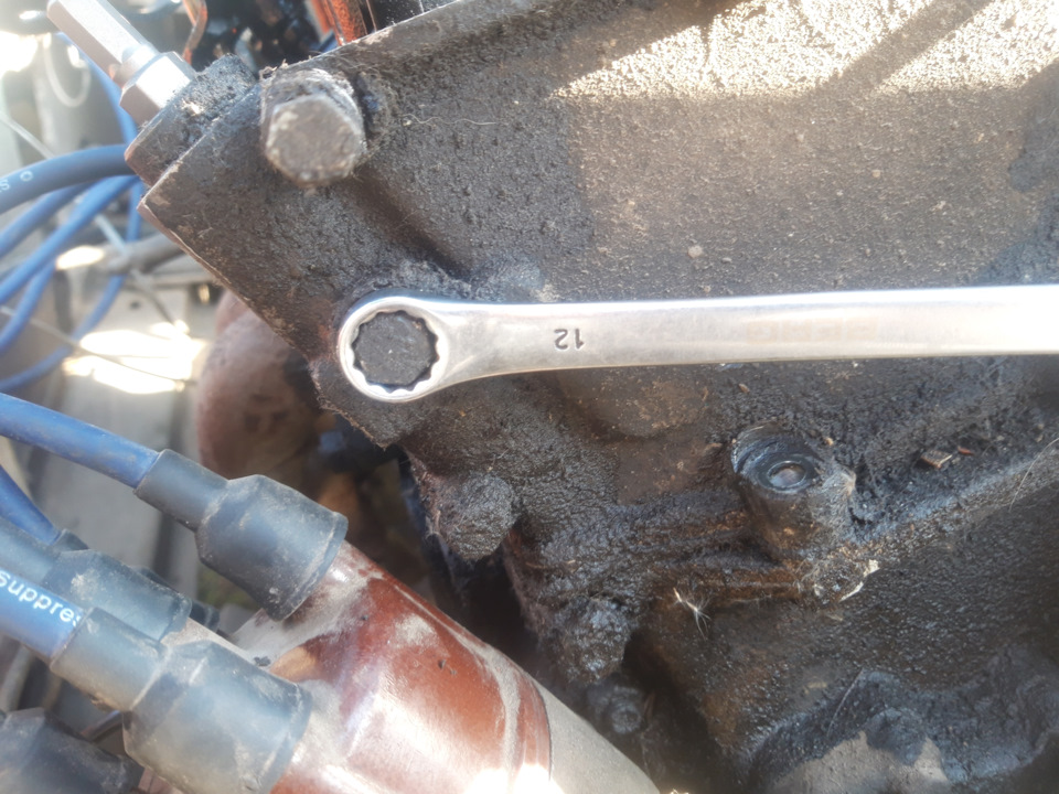 Перескочила цепь. Возвращаем обратно, выставляем на метки. — Москвич ...