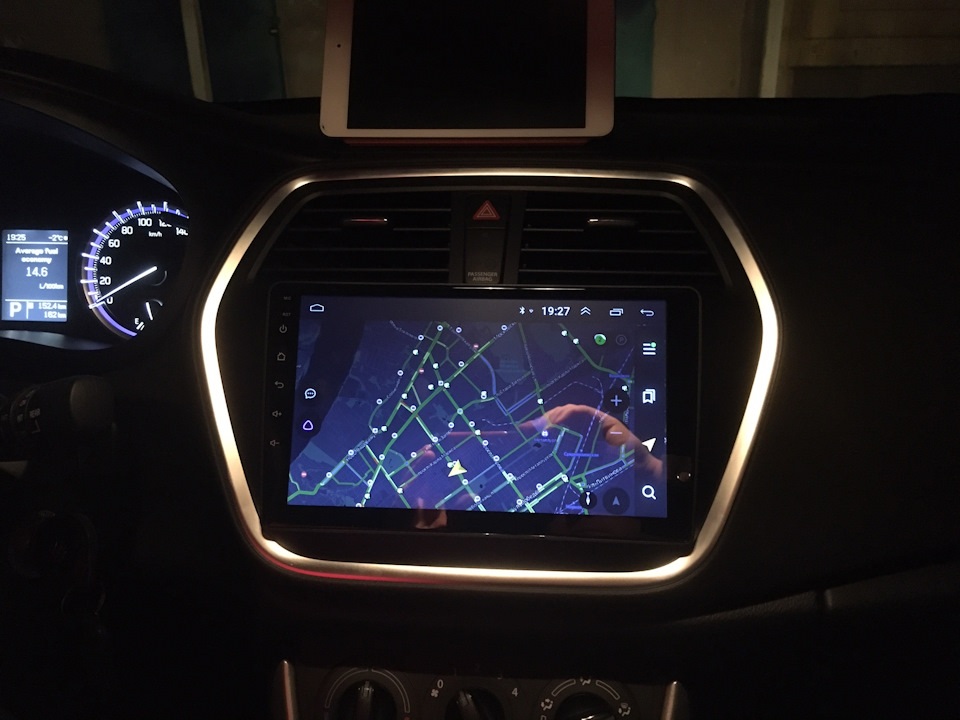 На фото видно его размеры относительно Ipad mini — Suzuki SX4 (2G)