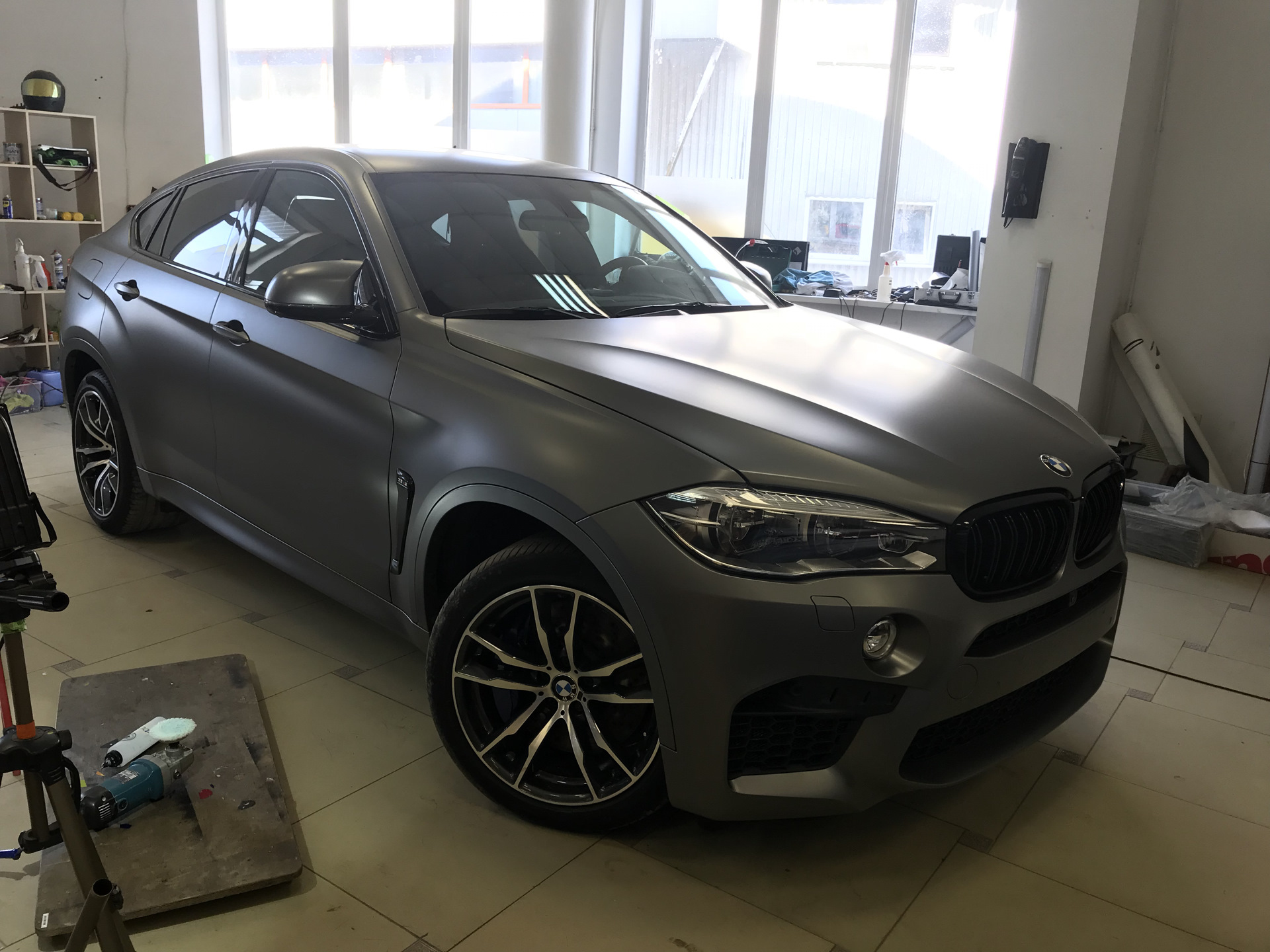 BMW x6 серый металлик