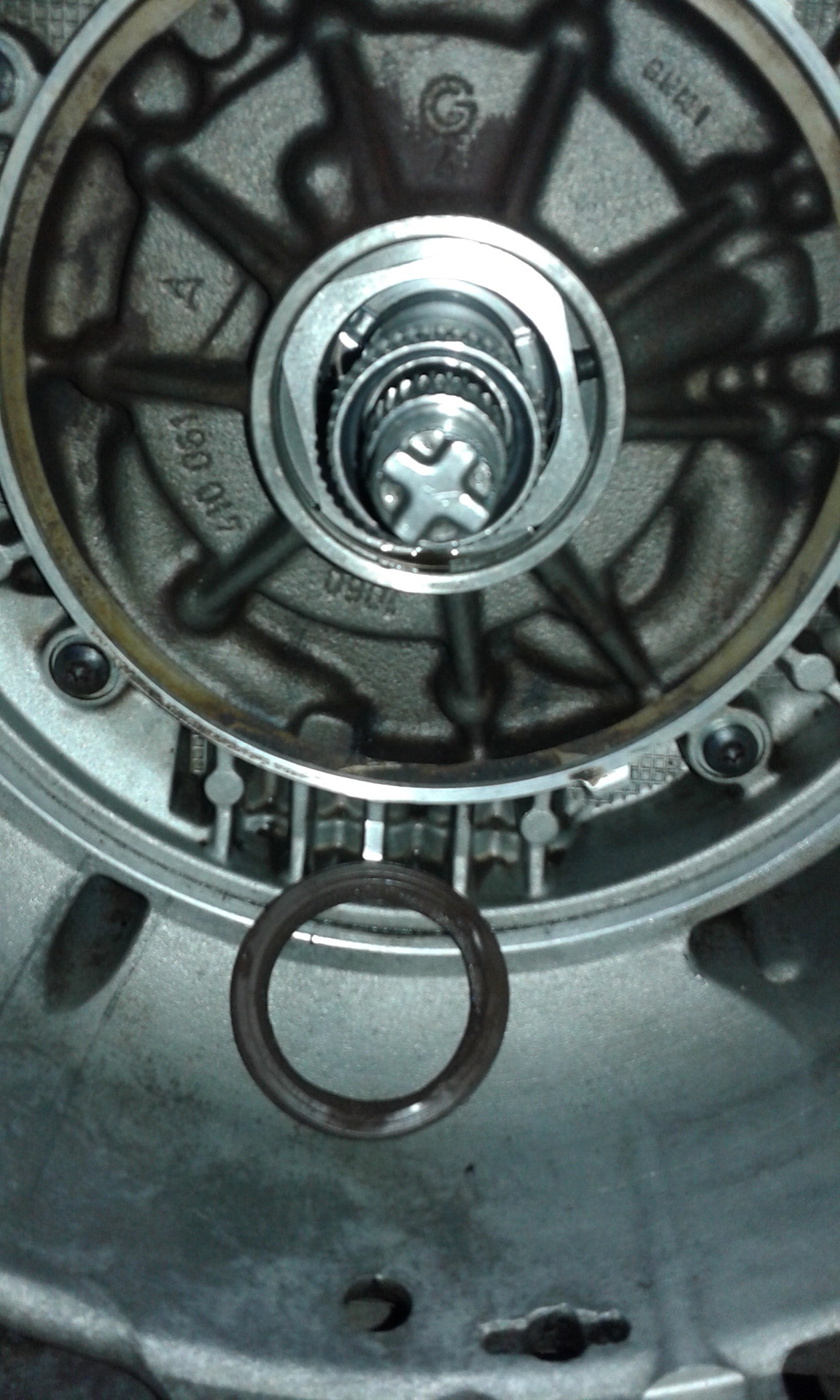 снять насос акпп. 5hp19 audi. масляный насос акпп gs300. втулка масляного насоса 5hp18. ниссан либерти насос акпп.