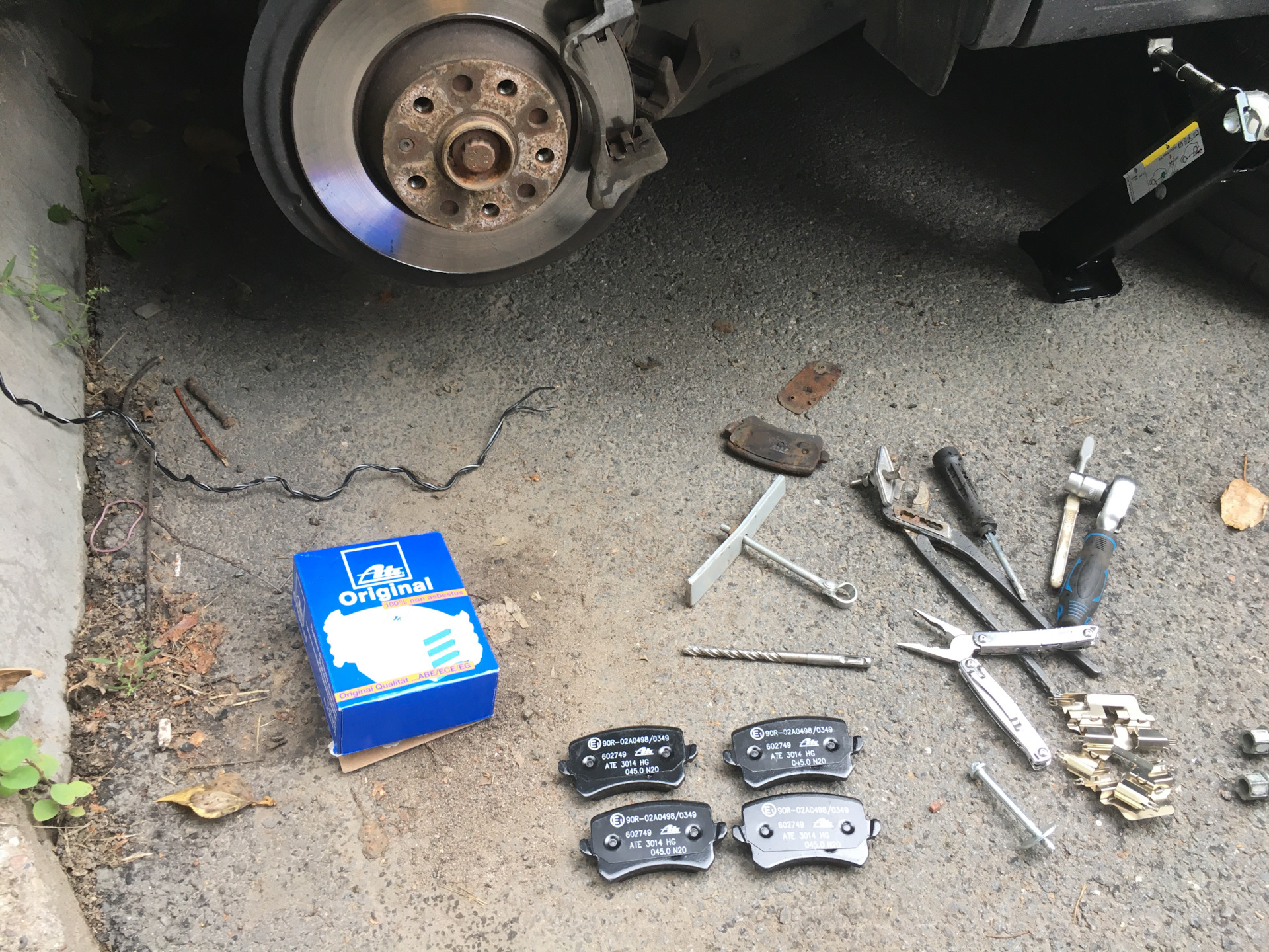 Задние колодки — Volkswagen Tiguan (1G), 2 л, 2013 года | плановое ТО ...