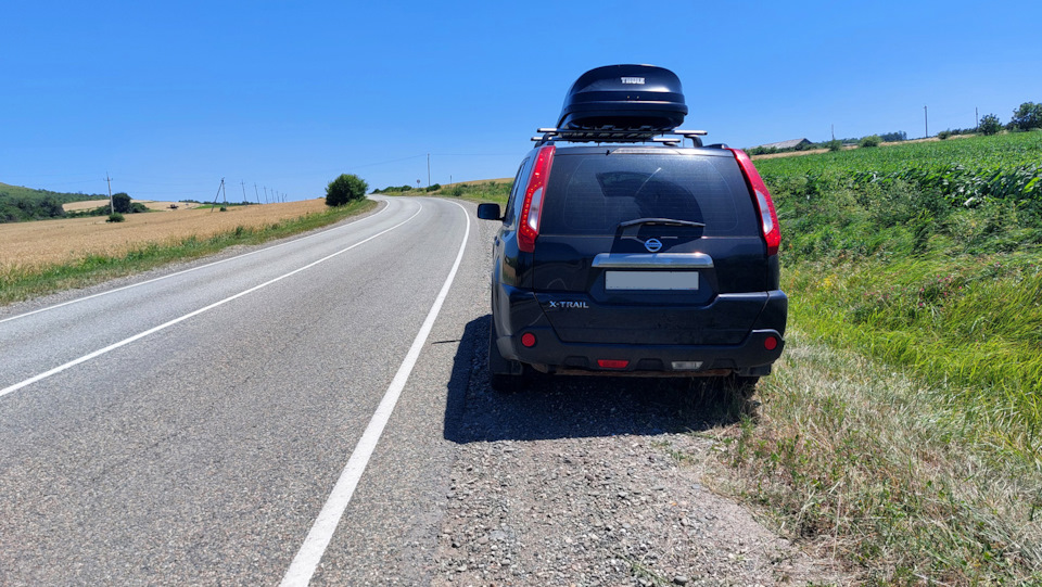 Это был эпичный момент в благодатном южном краю. Я только остановился у обочины для фото, как вскоре рядом тормознул седан и красавица за рулем предложила мне помощь с авто. Икстрейл был на мизинчик от того, что бы я не начал спускать ему колесо — Nissan X-Trail II (t31)