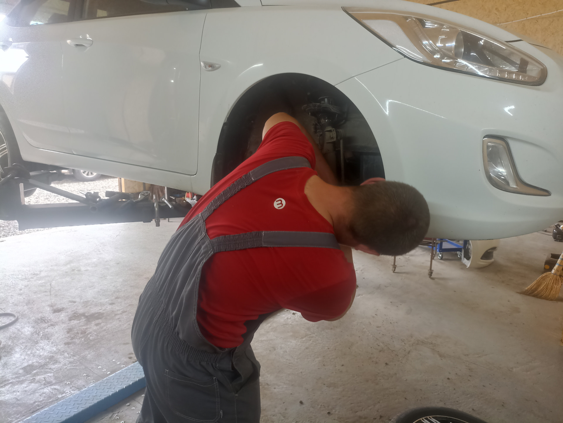 Замена передних тормозных дисков и тормозных колодок — Hyundai Solaris ...