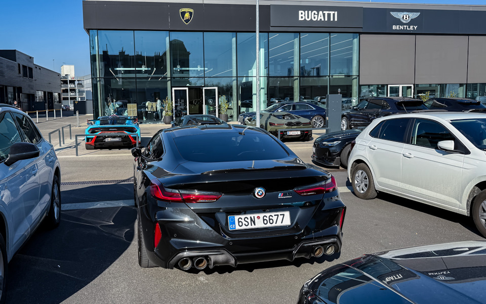 Кстати в салоне на 2 этаже стоял Veyron SS. Вот это вещь! — BMW M8 (F92)