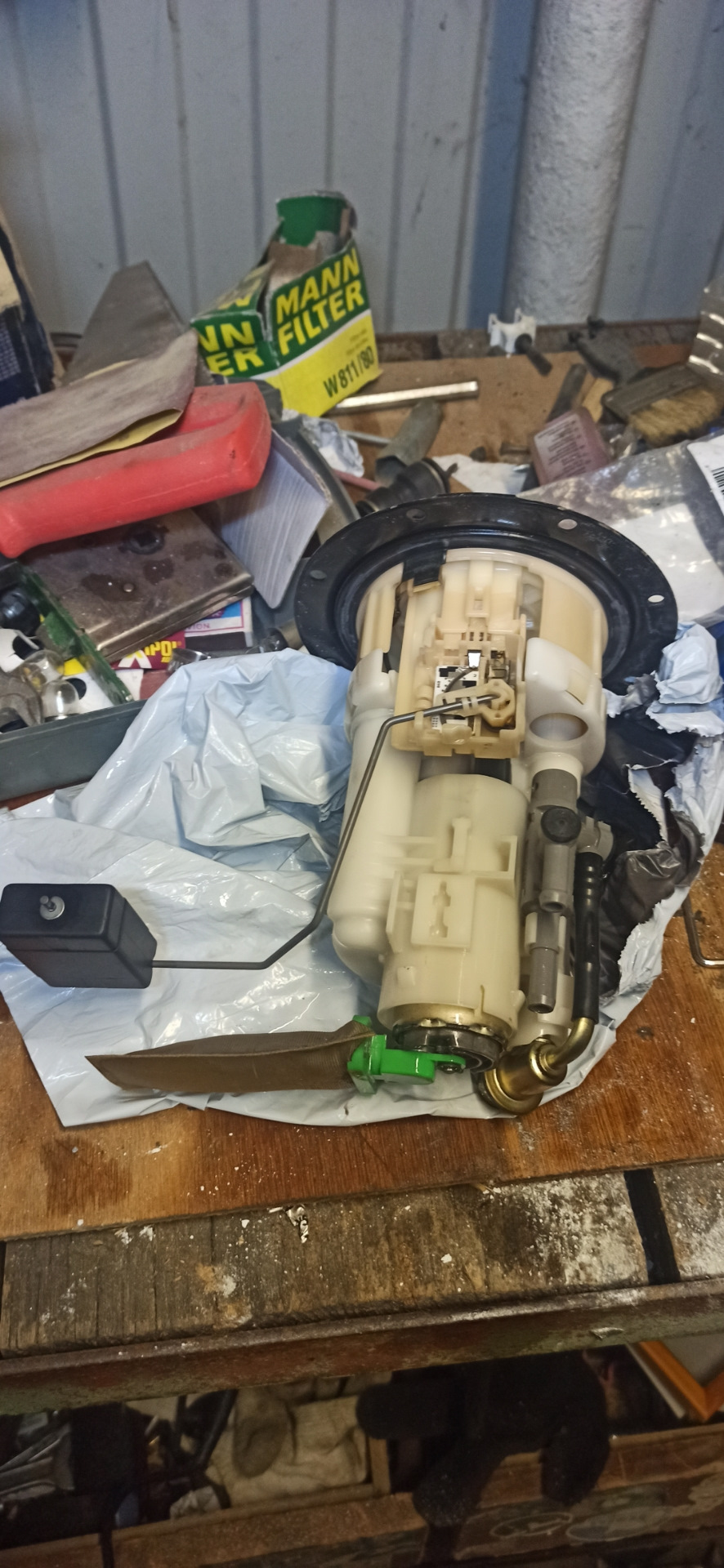 Смена топливного фильтра и сеточки — Toyota Mark II (110), 2 л, 2004 ...