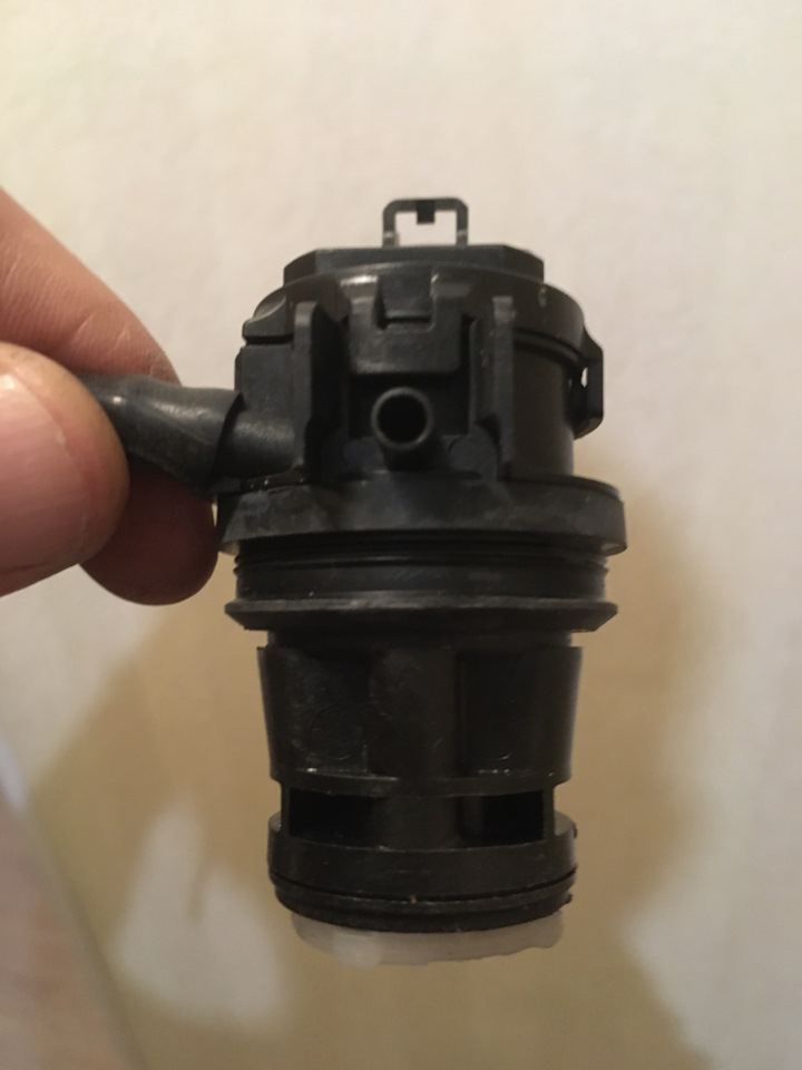 Насосы омывателя лобового и заднего стекла на Toyota Camry (XV40 ...