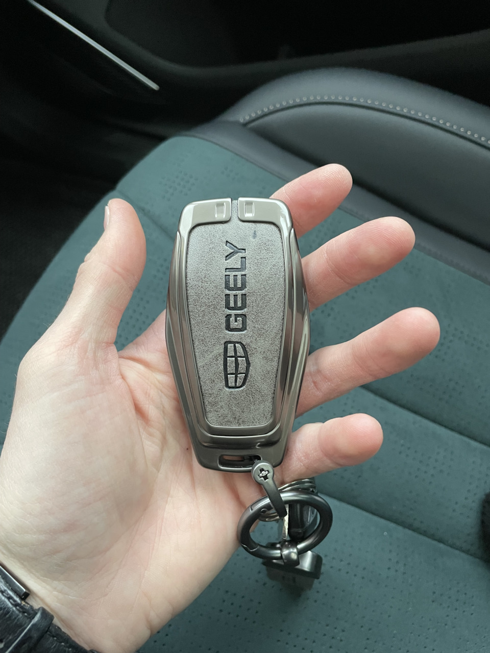 Ключ джили монжаро батарейка. Чехол для ключа geely coolray. Батарейка в ключе джили атлас. Geely monjaro. Ключ geely monjaro.