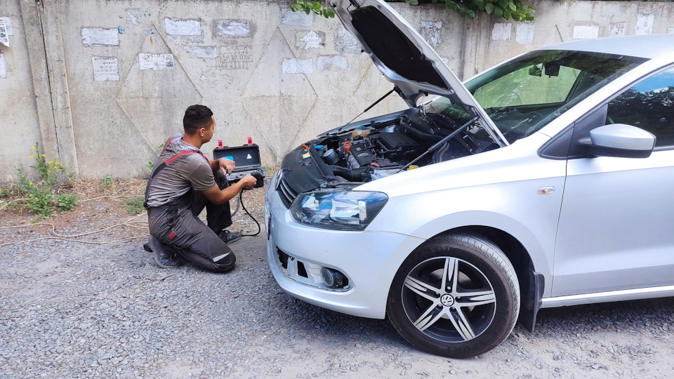 Промывка радиатора системы кондиционирования паром — Volkswagen Polo ...