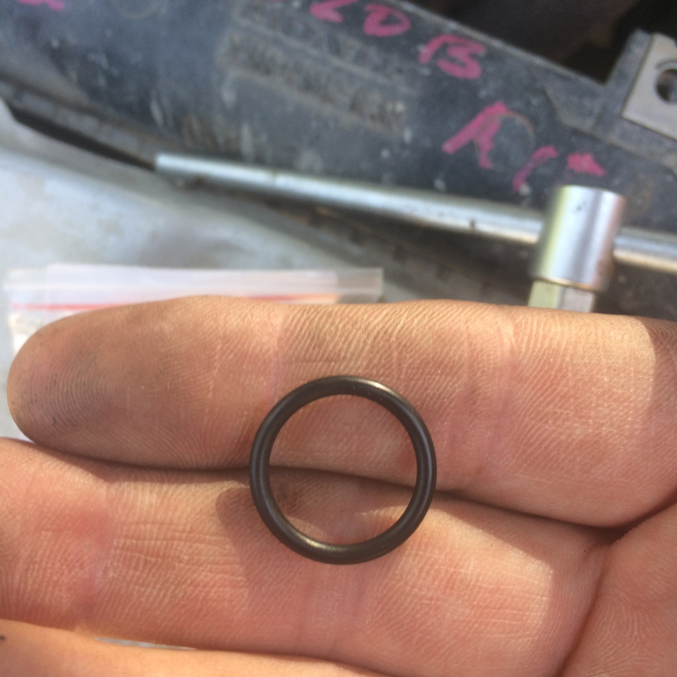 старая резинка вместо круглого сечения, уже имеет квадратное. Не удивительно. ГУР с контрактного мотора, в который не лезли наверное с 2000-го года))). — Honda Civic Ferio (6G)