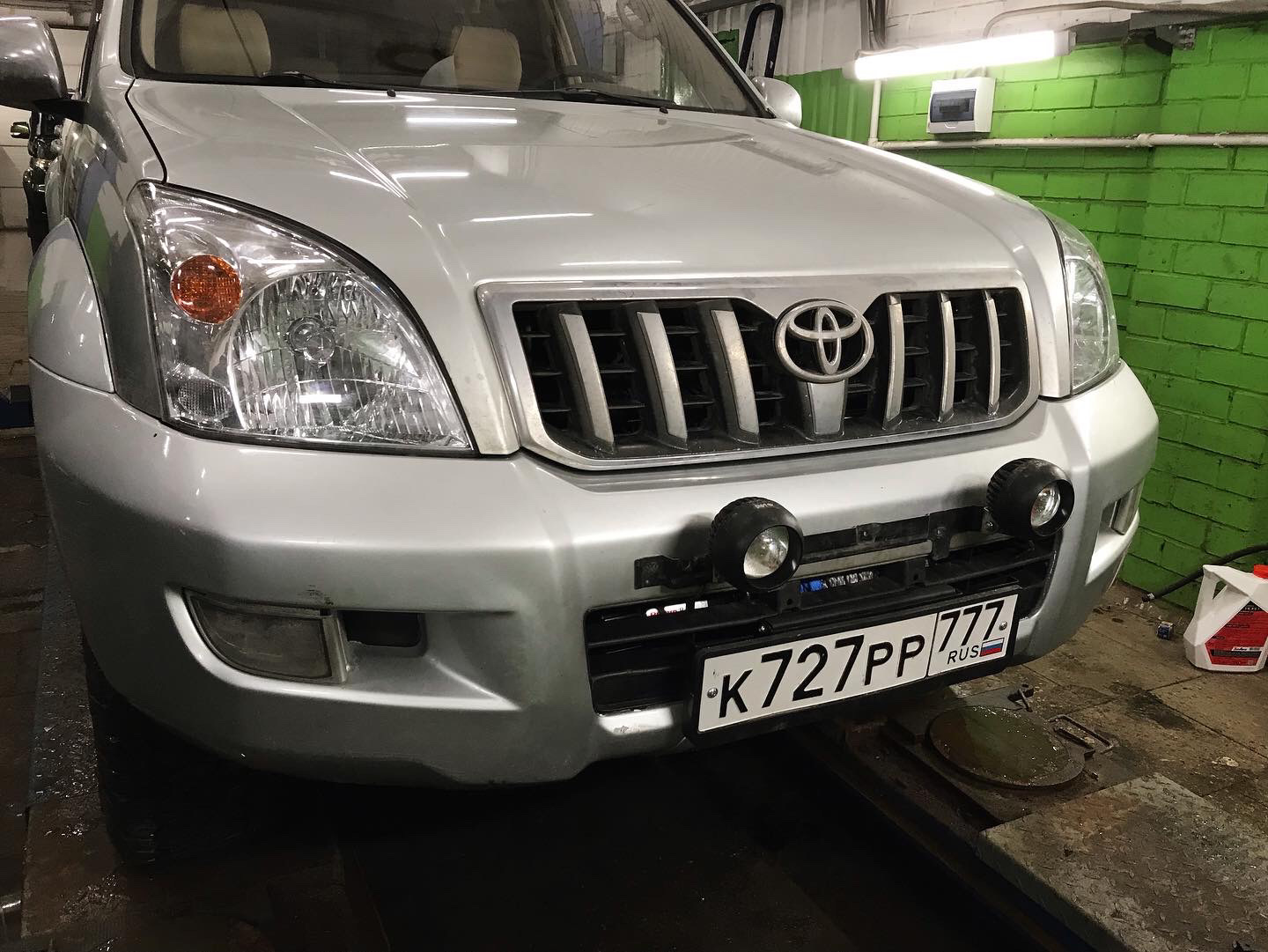 Бампер прадо. TLC Prado 150 лебедка. Лебёдка в штатном бампере Toyota Land Cruiser Prado 120. Лебедка на Прадо 120 в штатный бампер. Аврора лед в штатный бампер Прадо 120.