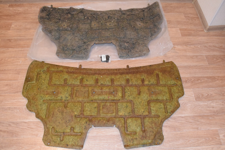 Шумоизоляция капота (сверху оригинал Ford 1562666, снизу BSG 30-922-050) — Ford Fiesta (Mk VI). Запчасти на фото: 1562666