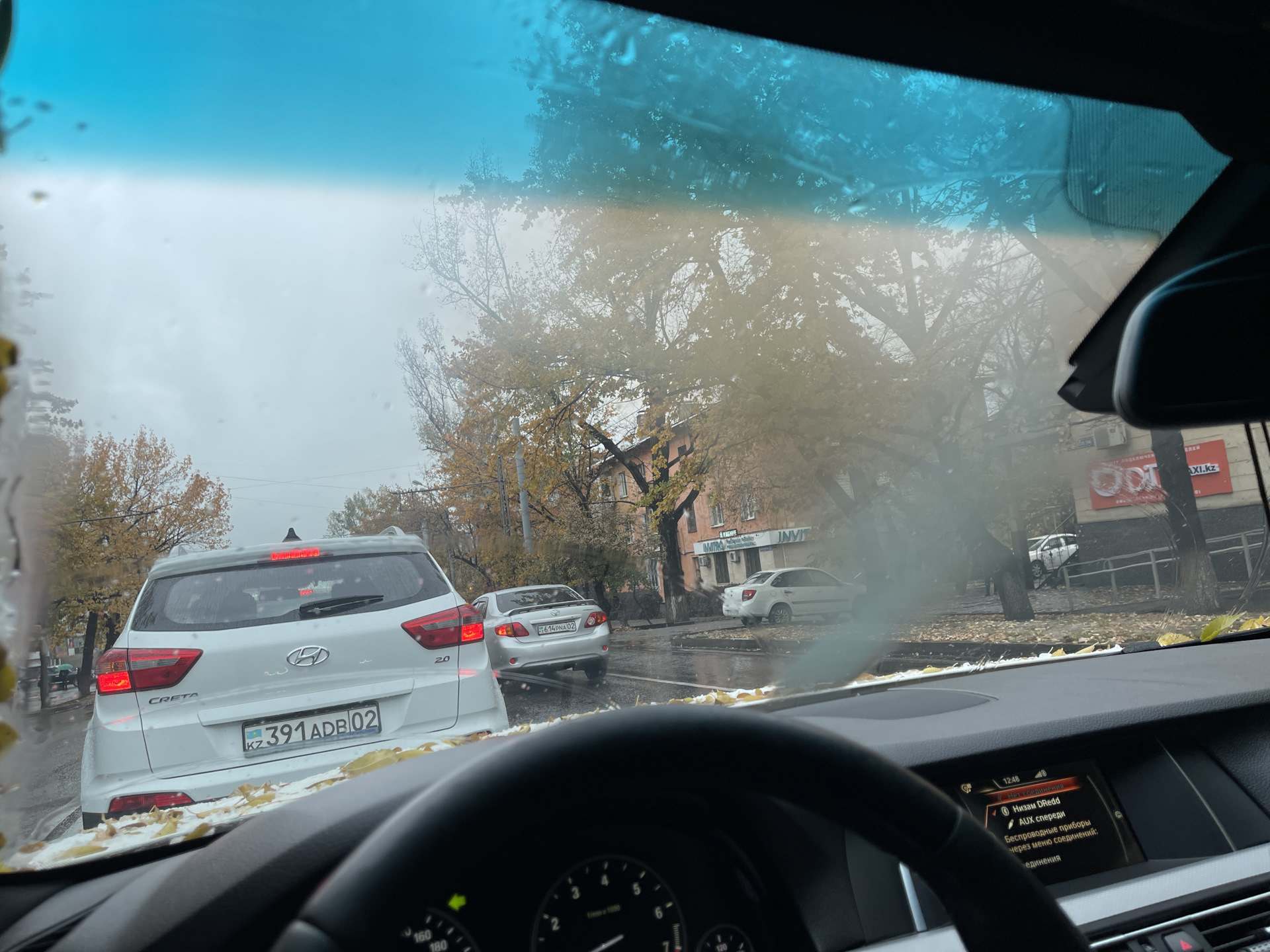 Машина запотевает в дождь. Селфи дождя летом из окна БМВ. Потеют окна в тракторе. Почему потеют окна БМВ f01. Может пот БМВ.