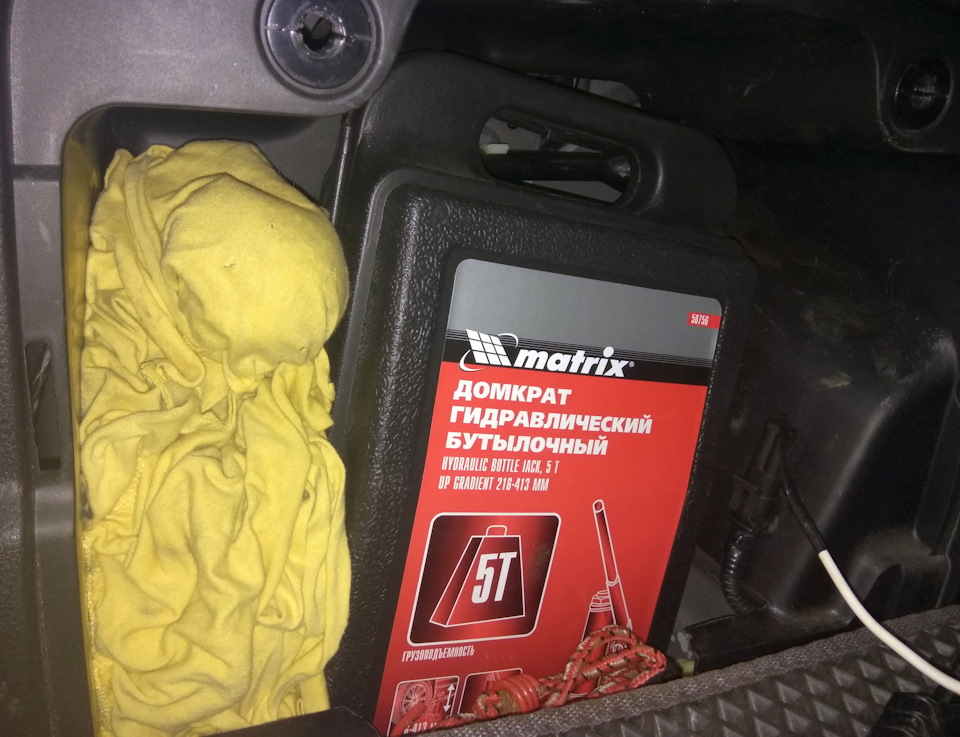 Даже штырь фаркопа в желтой тряпке прекрасно влез — SsangYong Kyron. Запчасти на фото: 216413