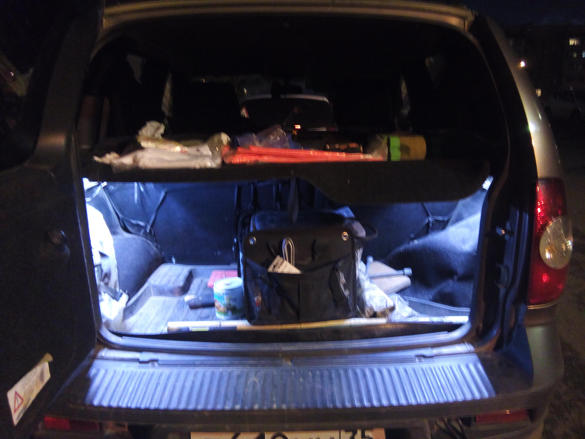 Подсветка багажника нива. Фонарь подсветки багажника Нива Шевроле. Подсветка багажника Нива Шевроле штатная. Chevrolet Niva, 2014 багажник. Подсветка багажника Шеви Нива.