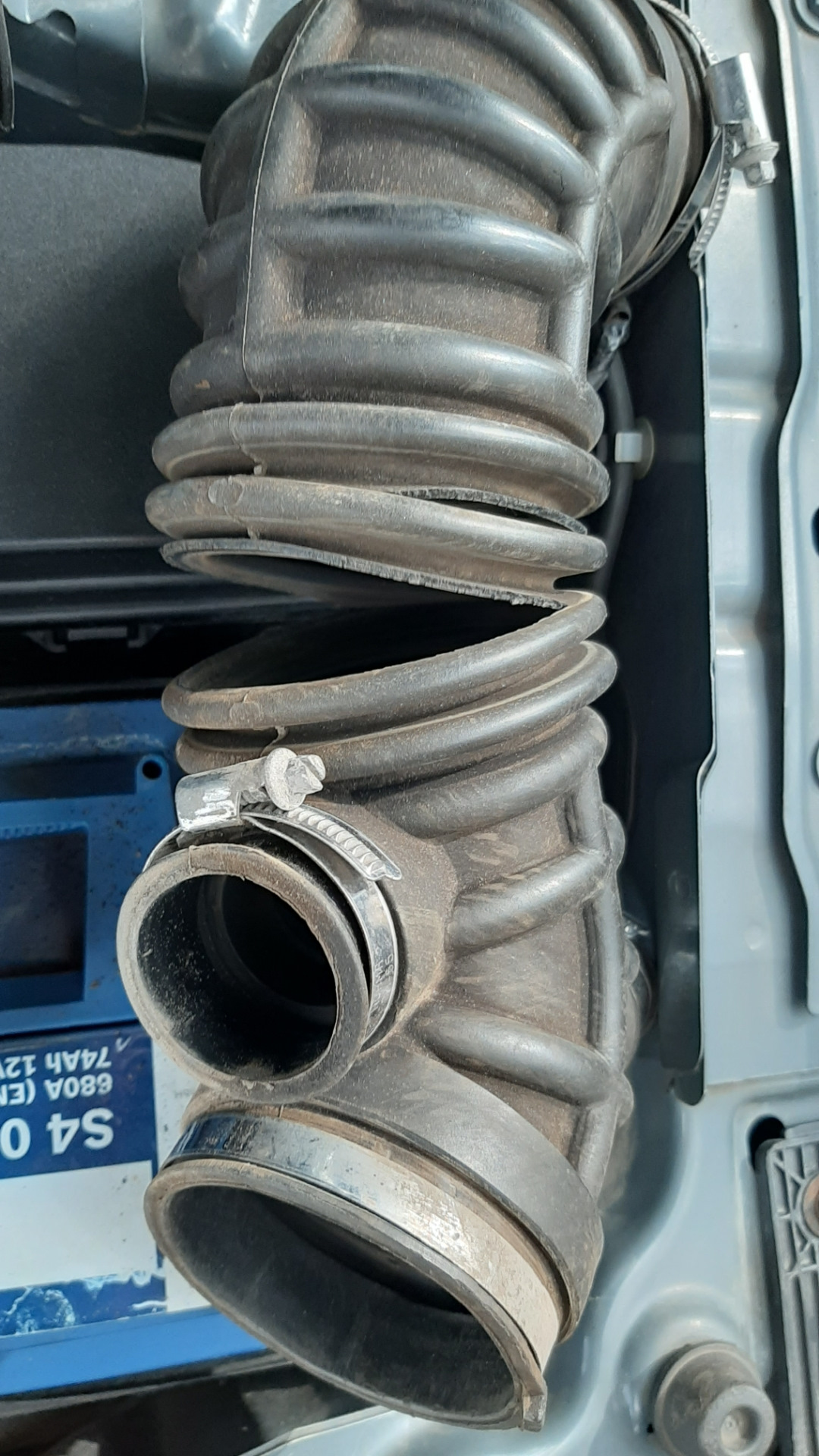 Замена гофры воздушного фильтра — Chevrolet Captiva (1G), 2,4 л, 2011 ...