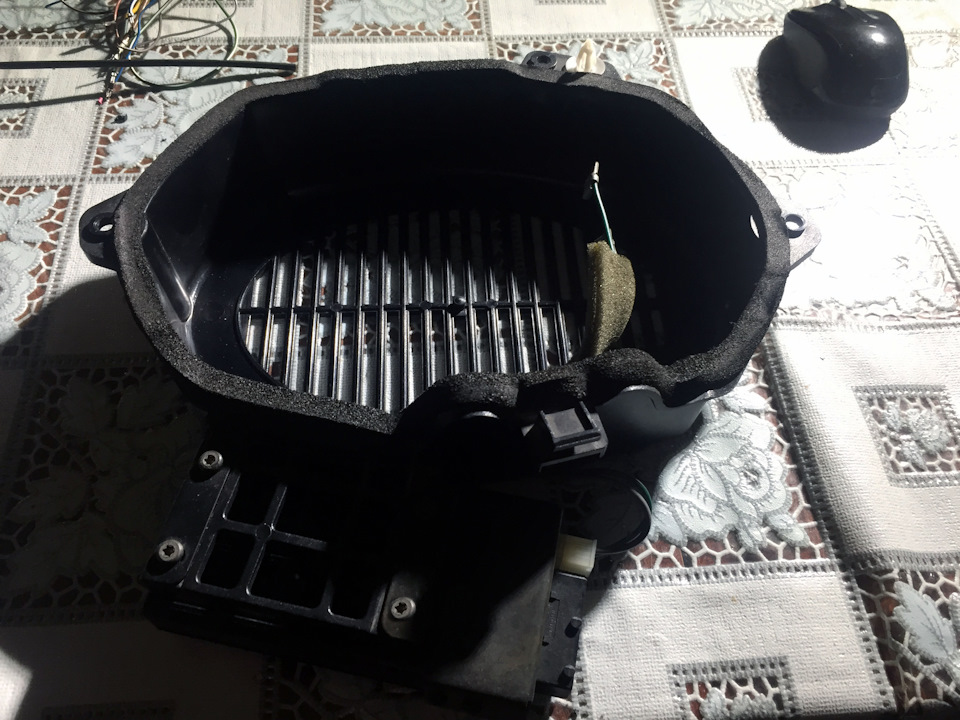 Тюльпан для внешнего сабвуфера в Harman/Kardon — BMW 3 series (E46), 2 ...