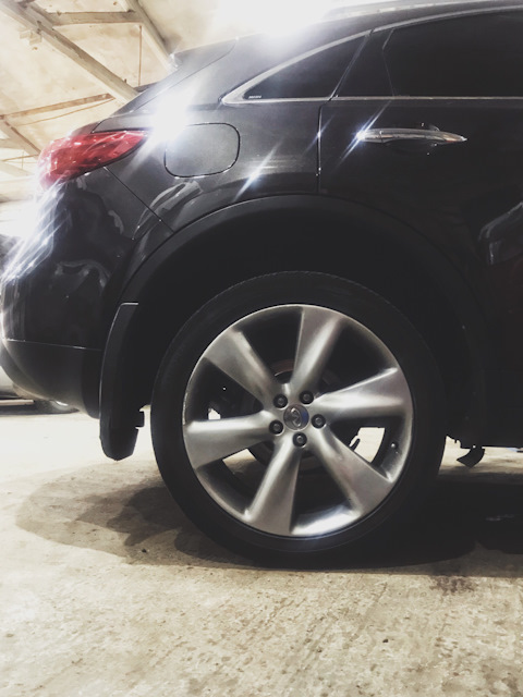 Infiniti FX 35 красные суппорта