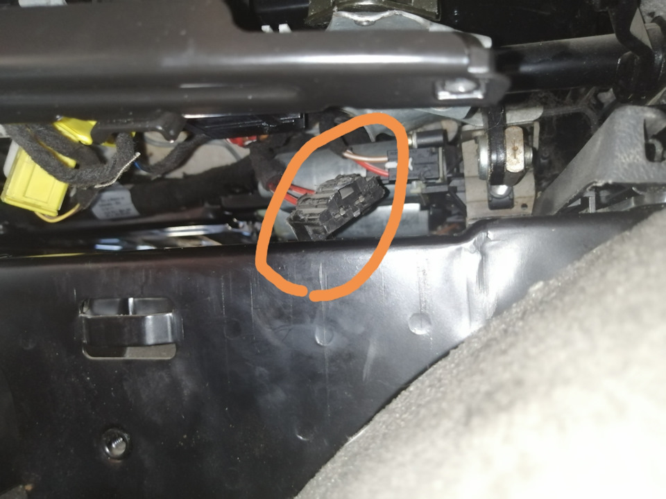 Подогрев сиденья фольксваген туарег 2011 года. Разъем подогрева сидений volkswagen touareg 2006. Электропривод сидений туарег 1. Подогрев сидений туарег нф. Разъем подогрева сидений volkswagen touareg 2006.