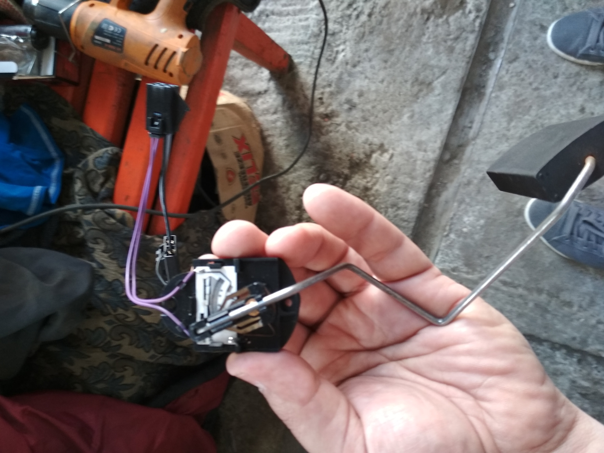 Датчик уровня топлива 2115. Не работает уровень топлива. Не работает уровень топлива. Датчик уровня топлива ваз 2109 инжектор. Датчик уровня топлива 6012.