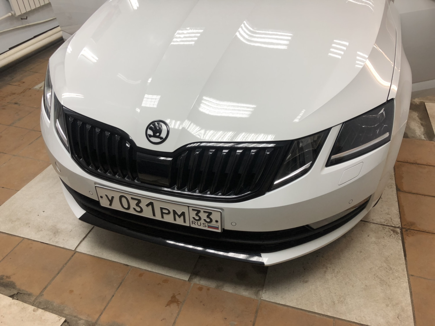 Запчасти шкода а7. Skoda Octavia a7 черный значок. Skoda Octavia a7 белая. Skoda Octavia a7 черная.